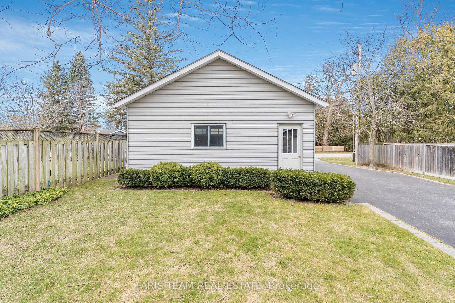 927 Barry Ave
