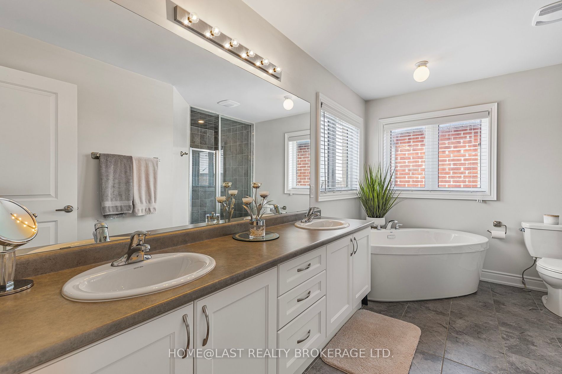 1437 Farrow Crescent