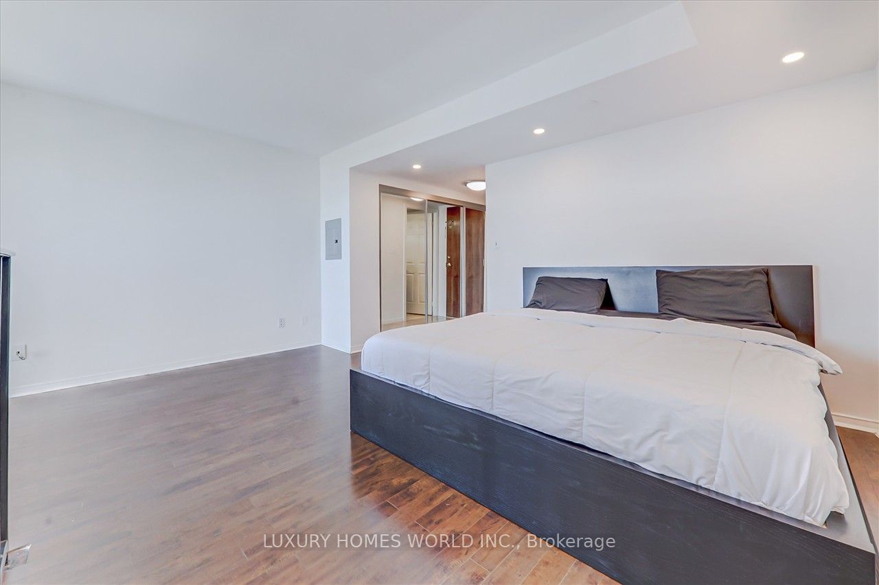 51 Baffin Court #702