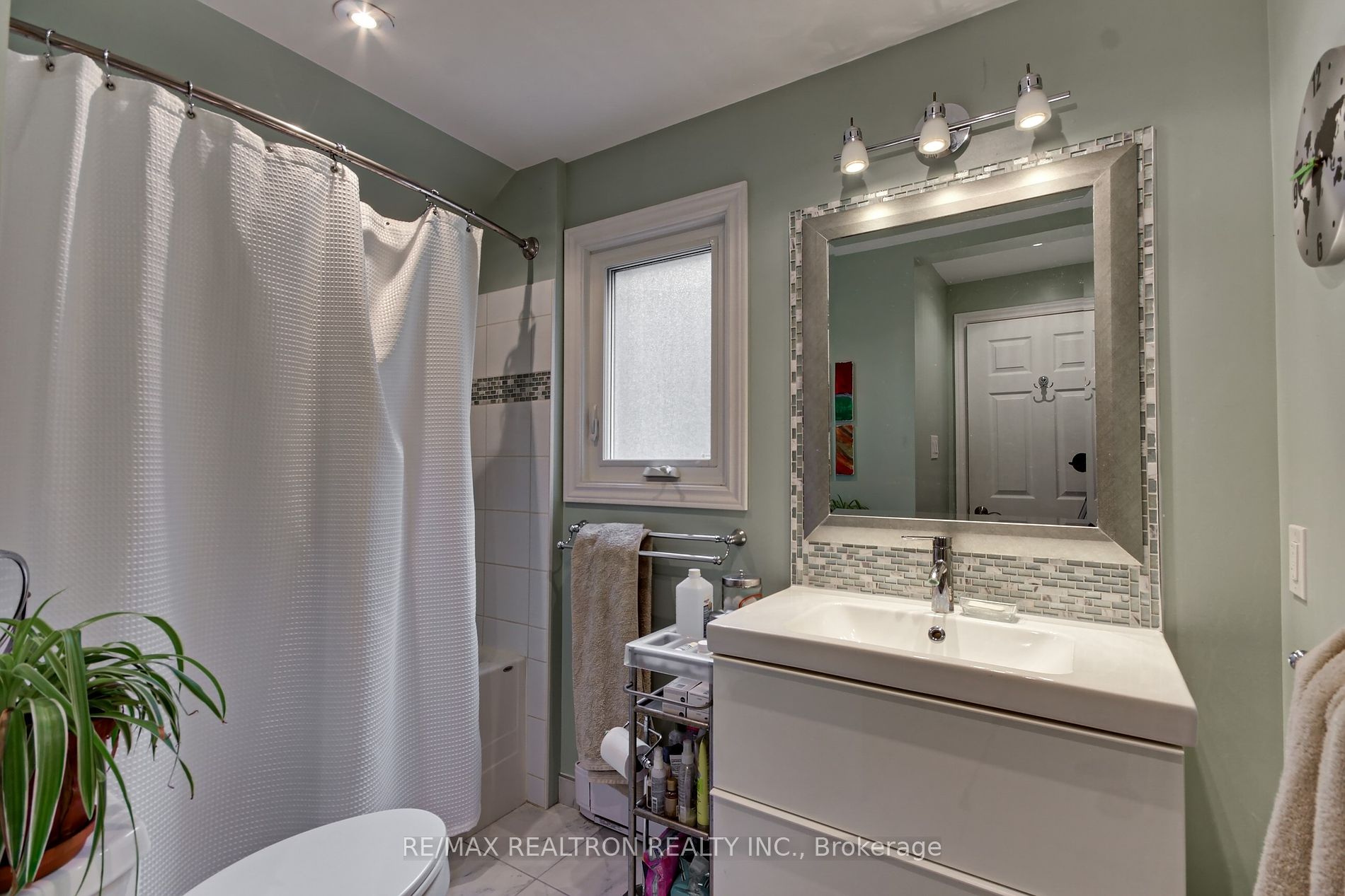 4055 Yonge St