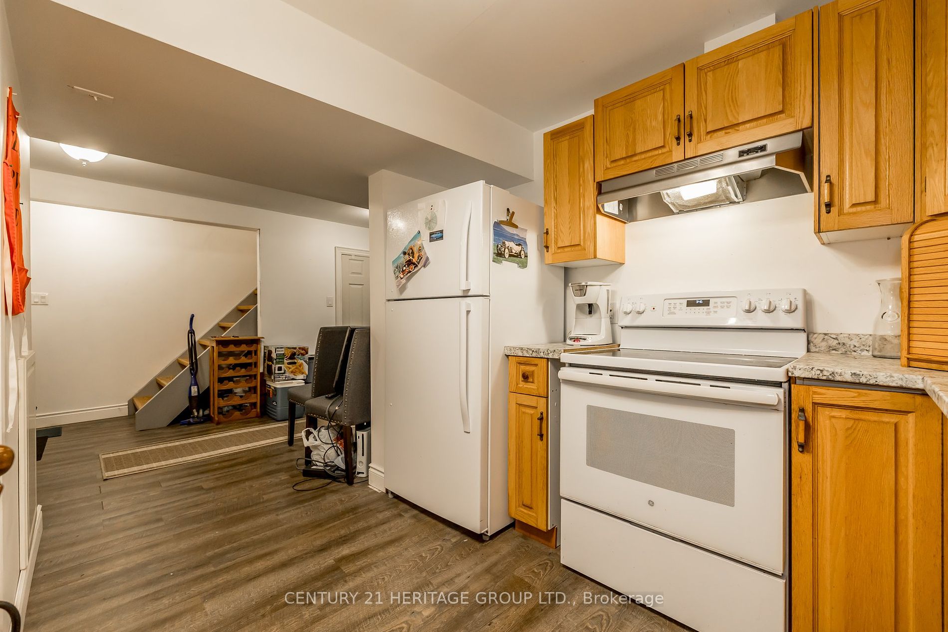 28 Queen St N