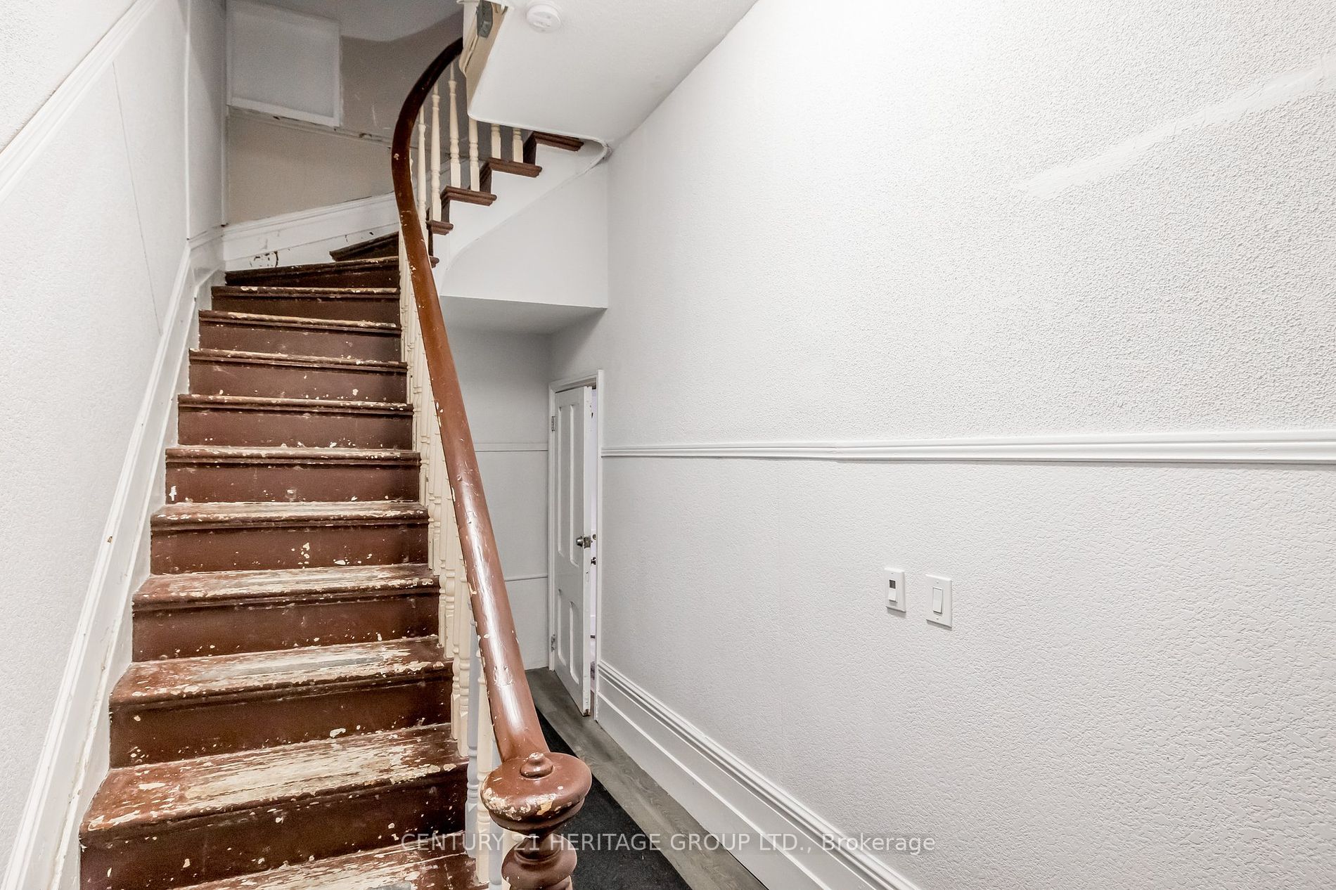 28 Queen St N