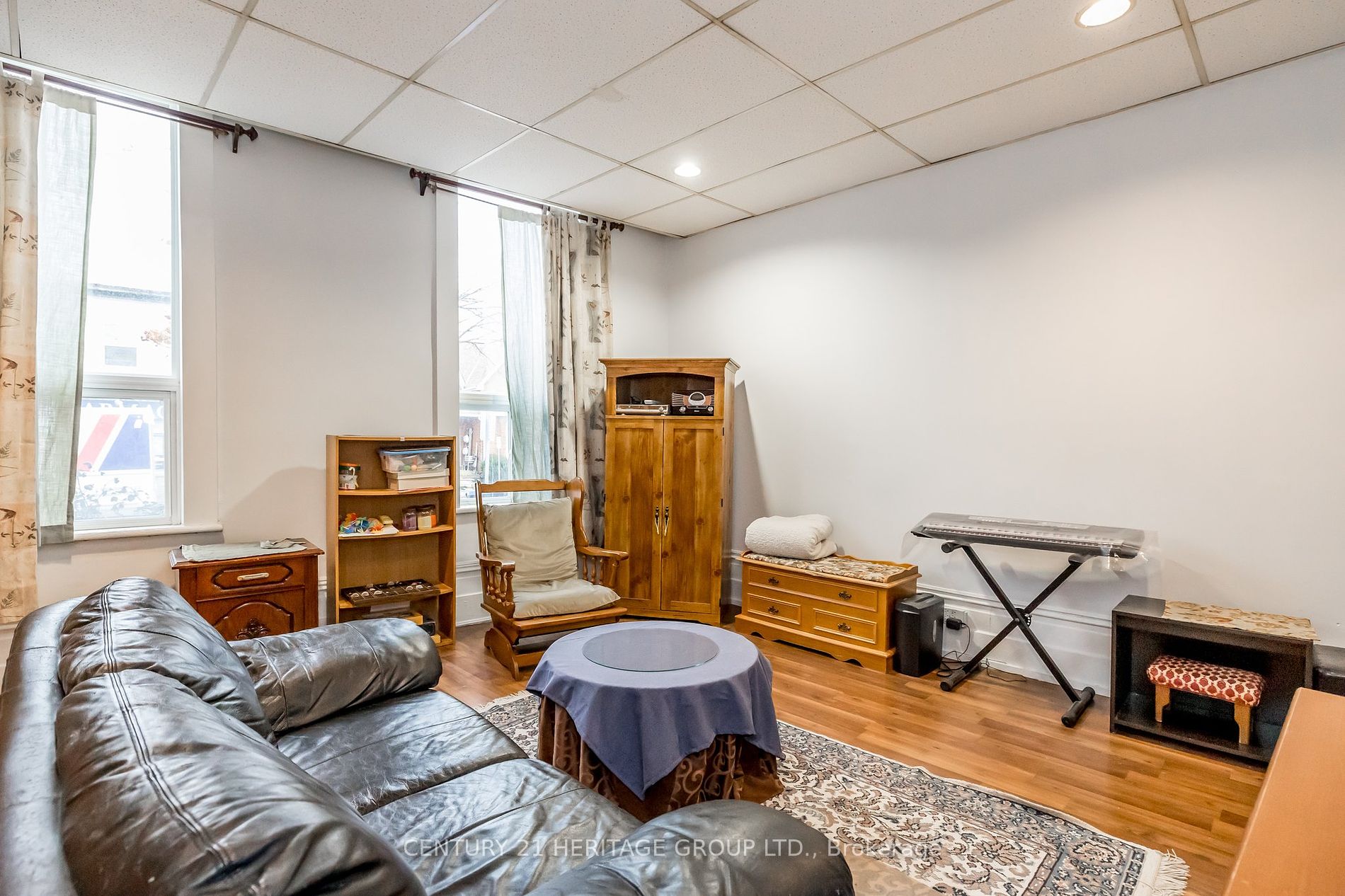 28 Queen St N