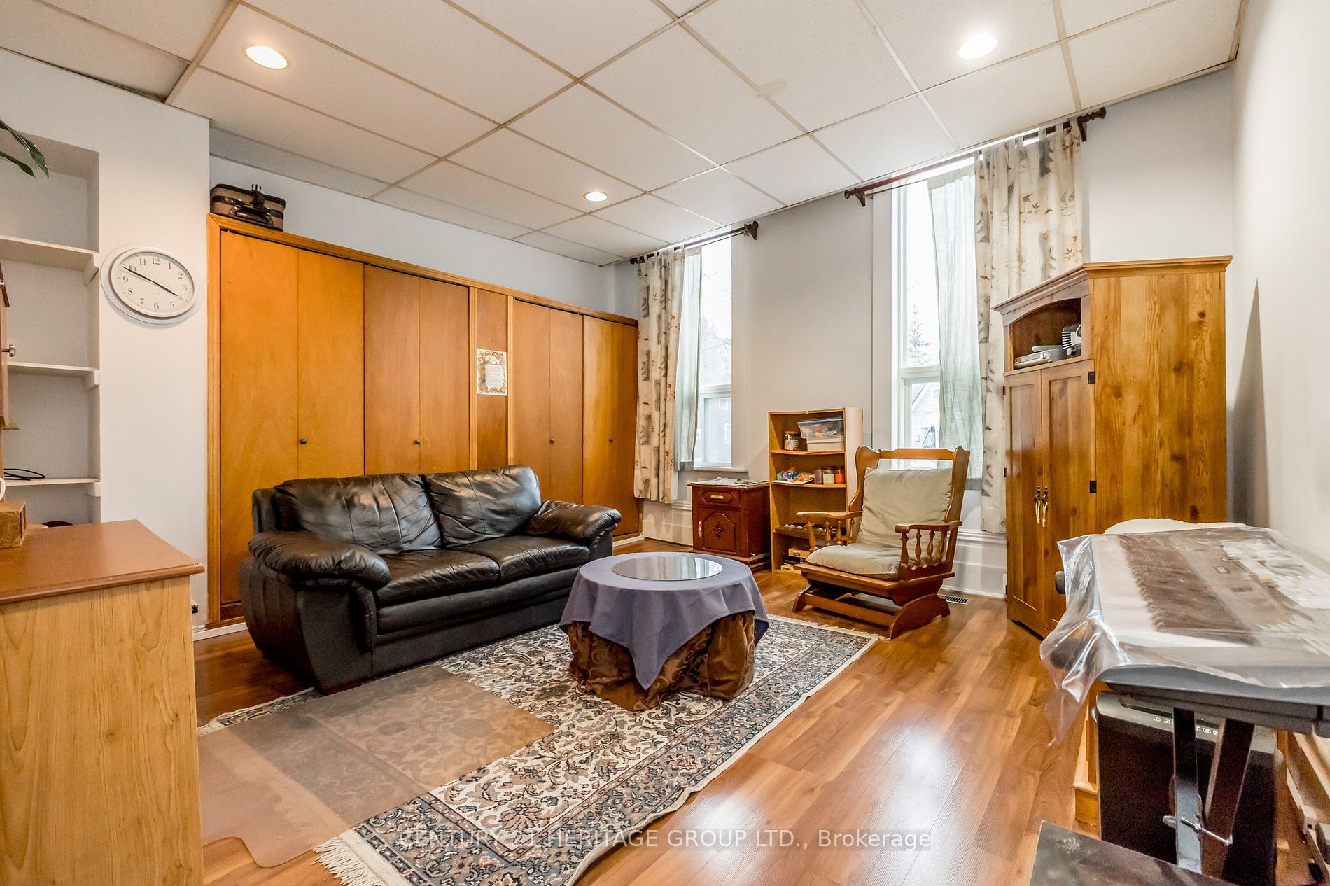 28 Queen St N