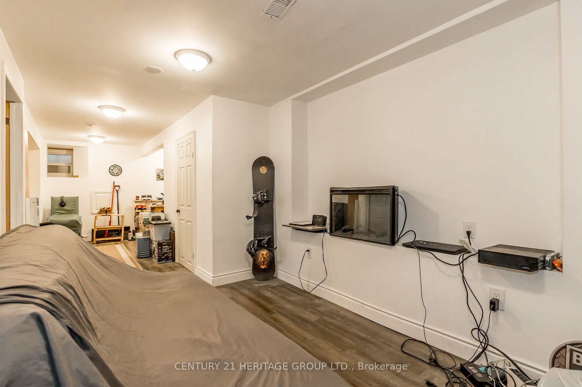 28 Queen St N