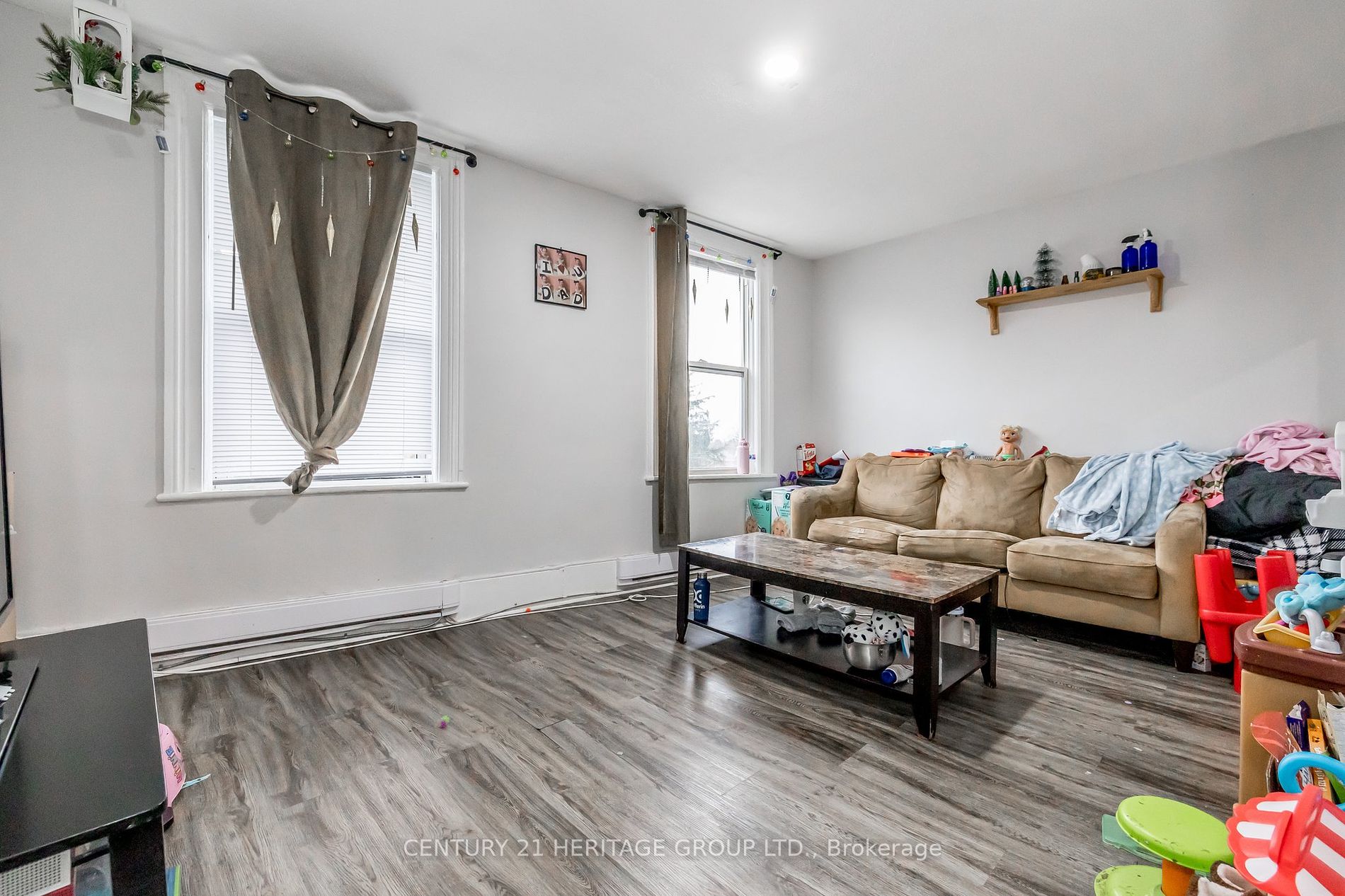 28 Queen St N
