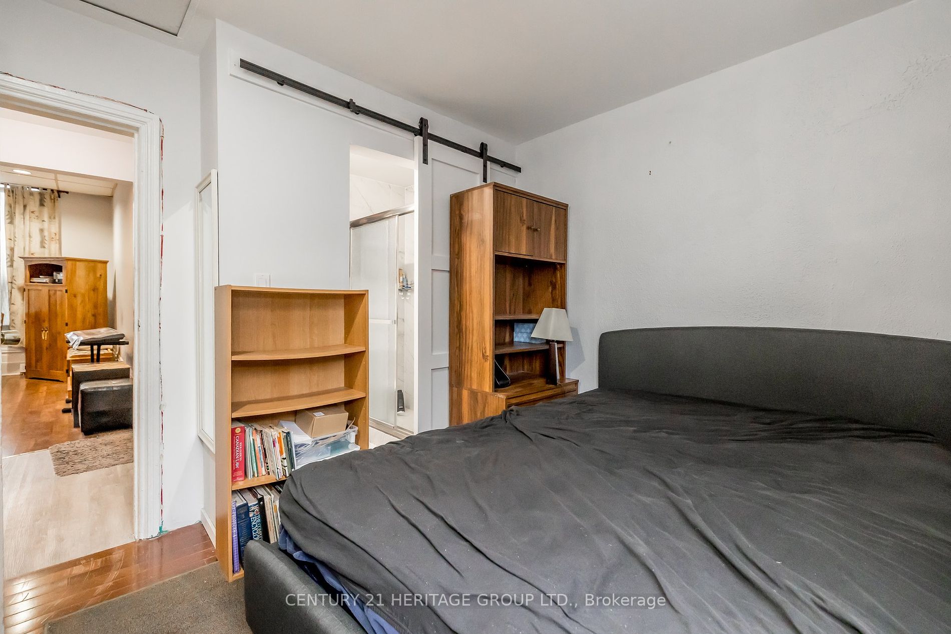 28 Queen St N