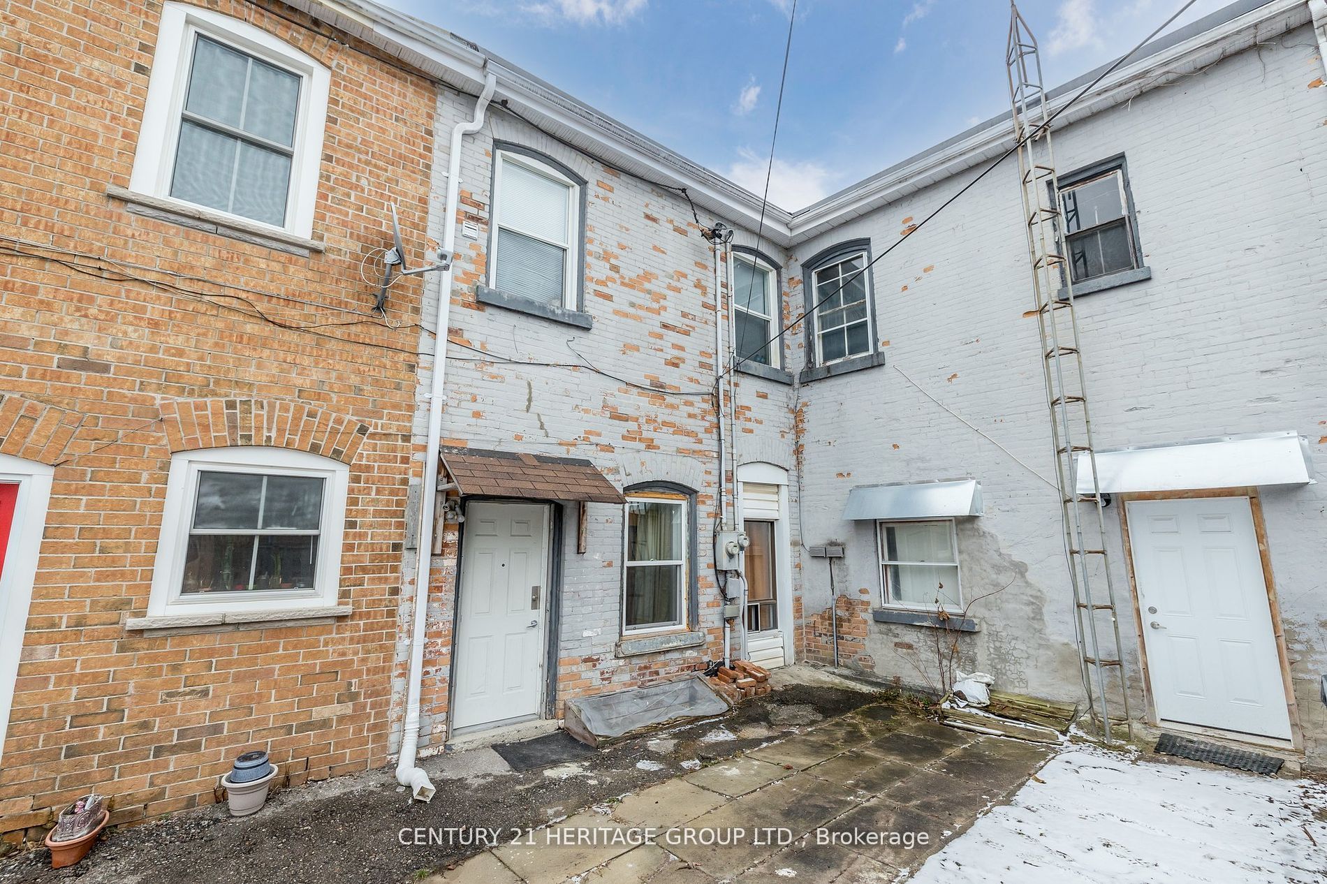 28 Queen St N
