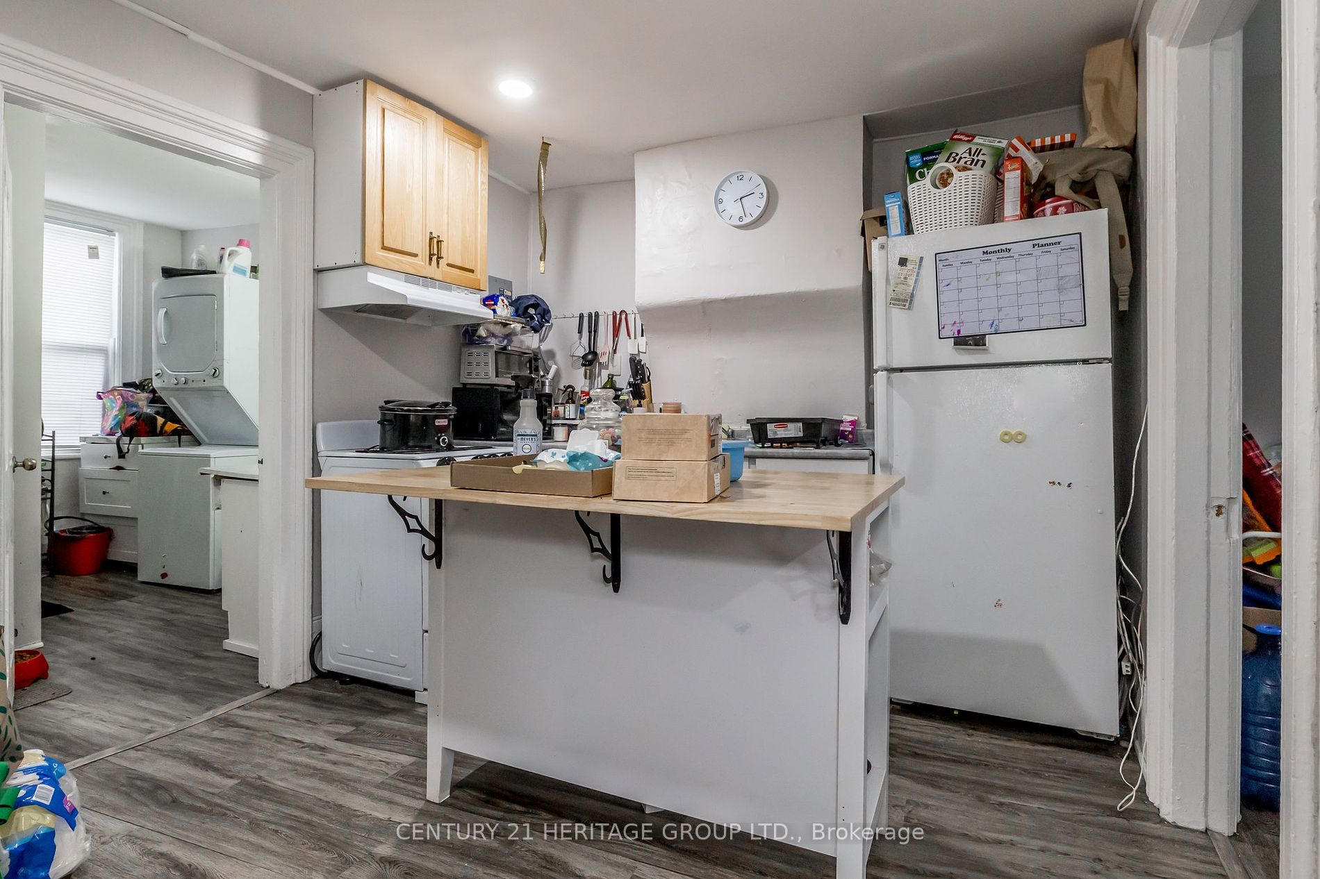 28 Queen St N