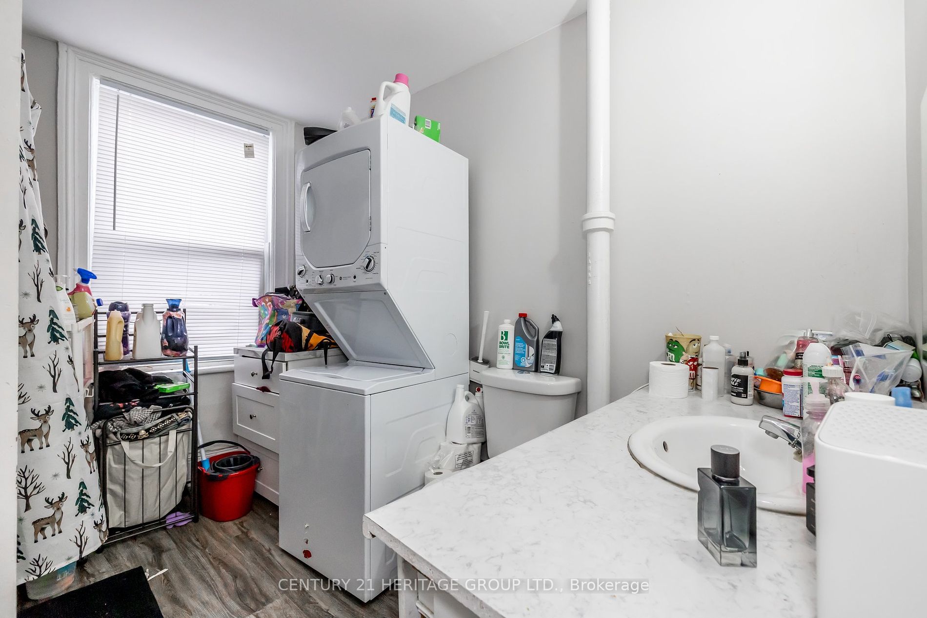 28 Queen St N
