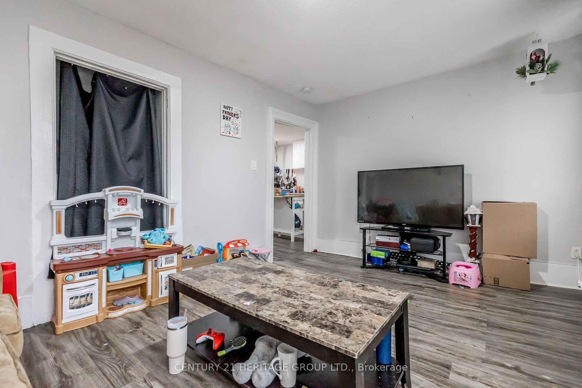 28 Queen St N