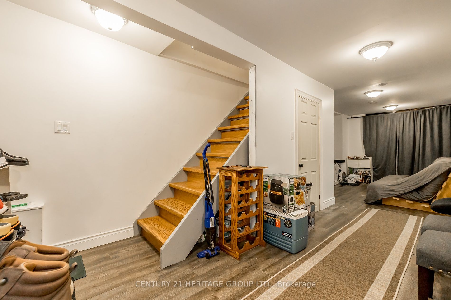 28 Queen St N