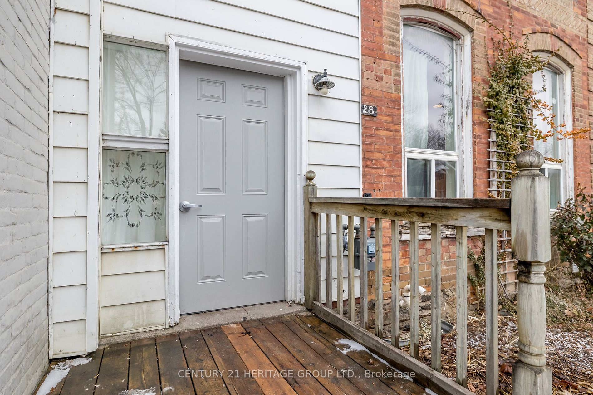 28 Queen St N