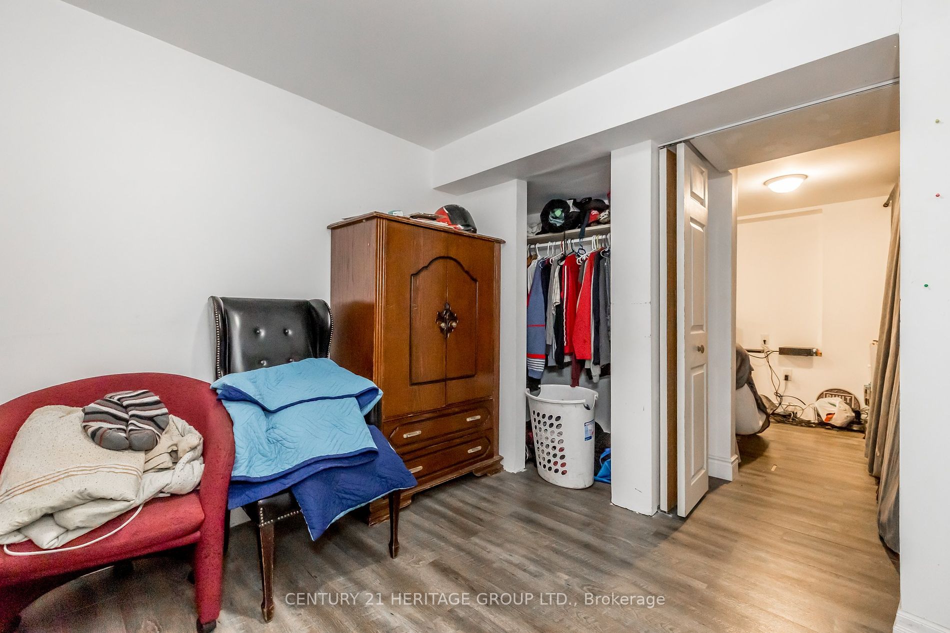 28 Queen St N