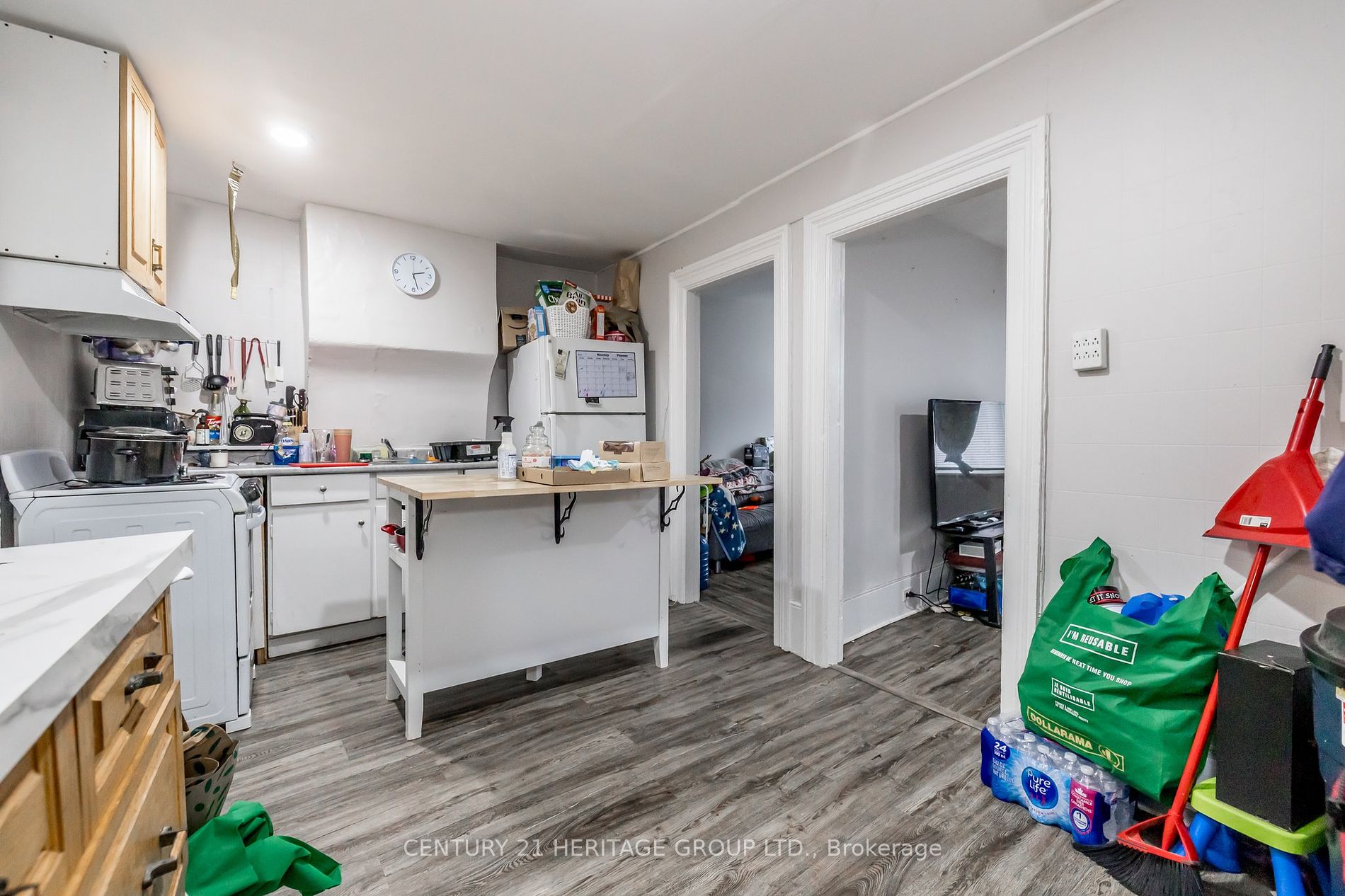 28 Queen St N