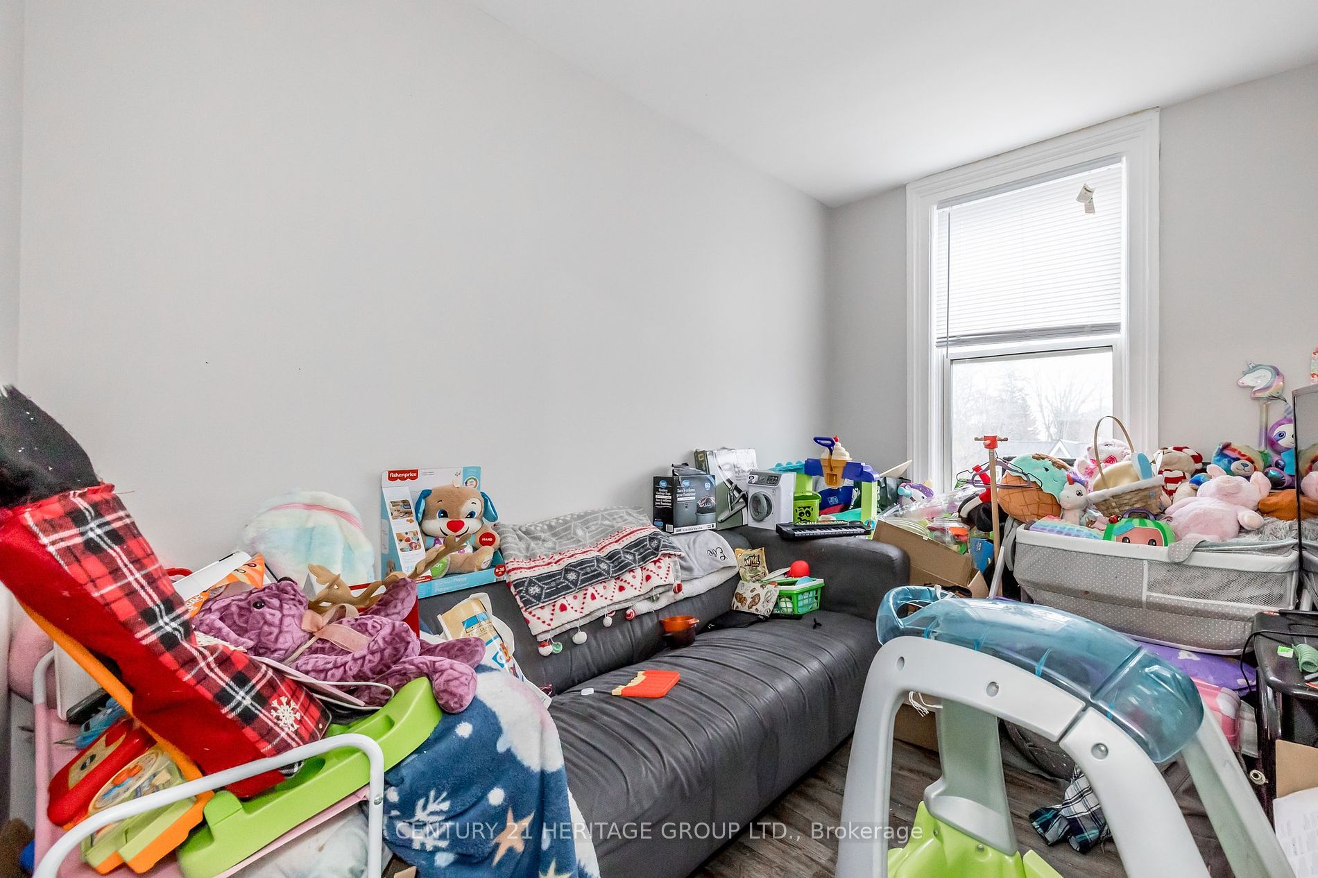 28 Queen St N