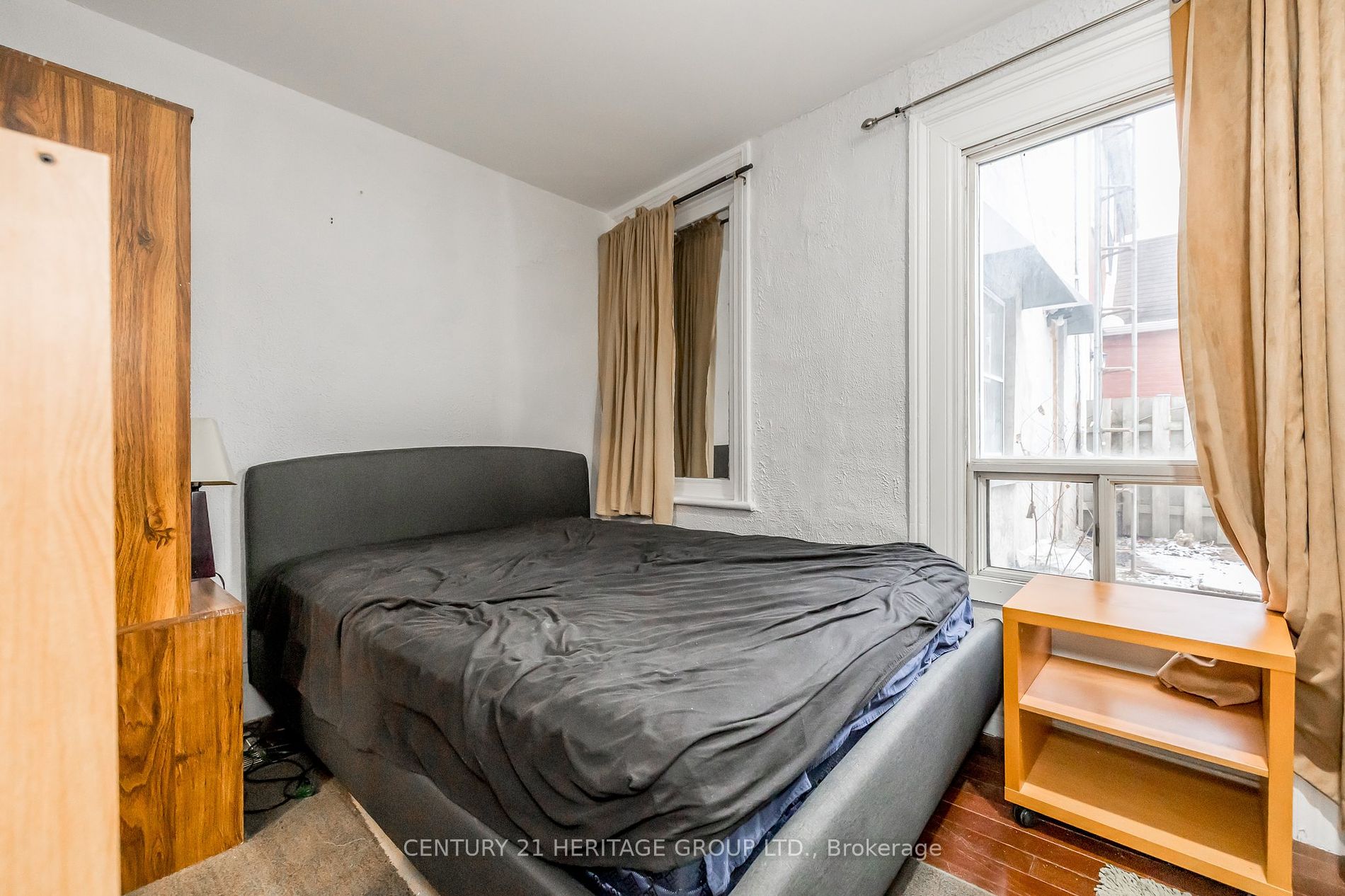 28 Queen St N