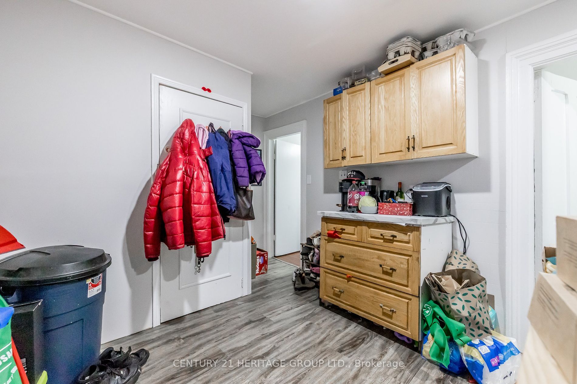 28 Queen St N