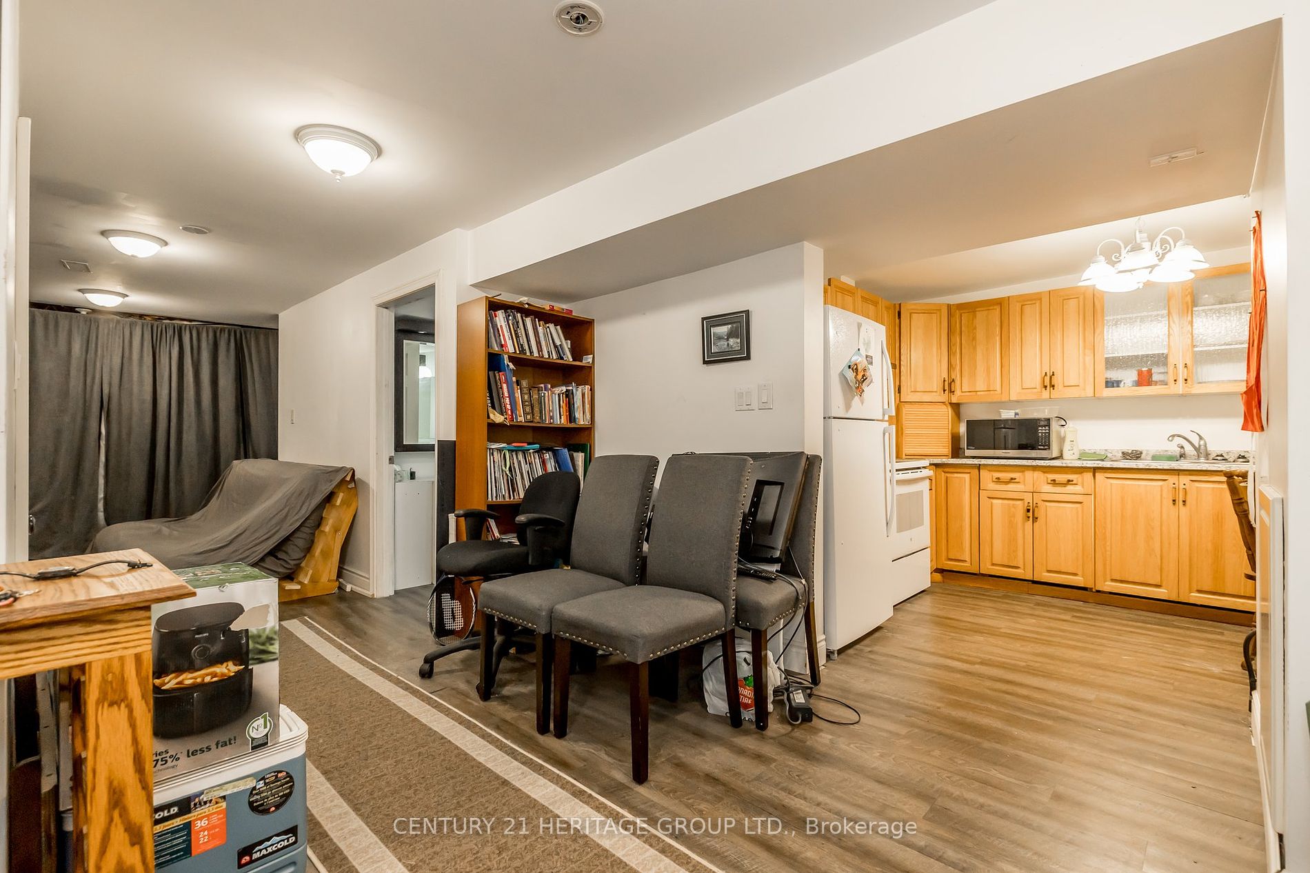 28 Queen St N