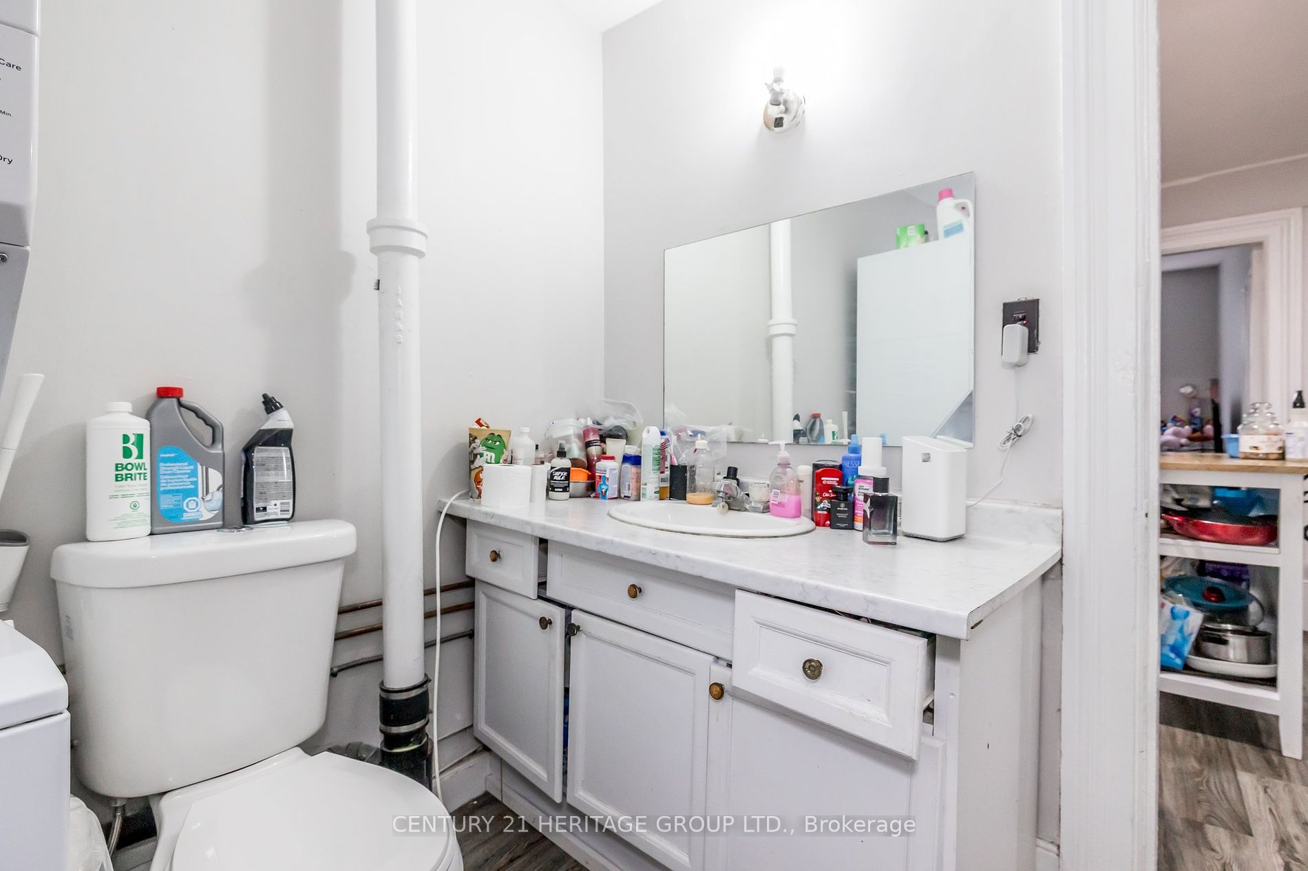 28 Queen St N