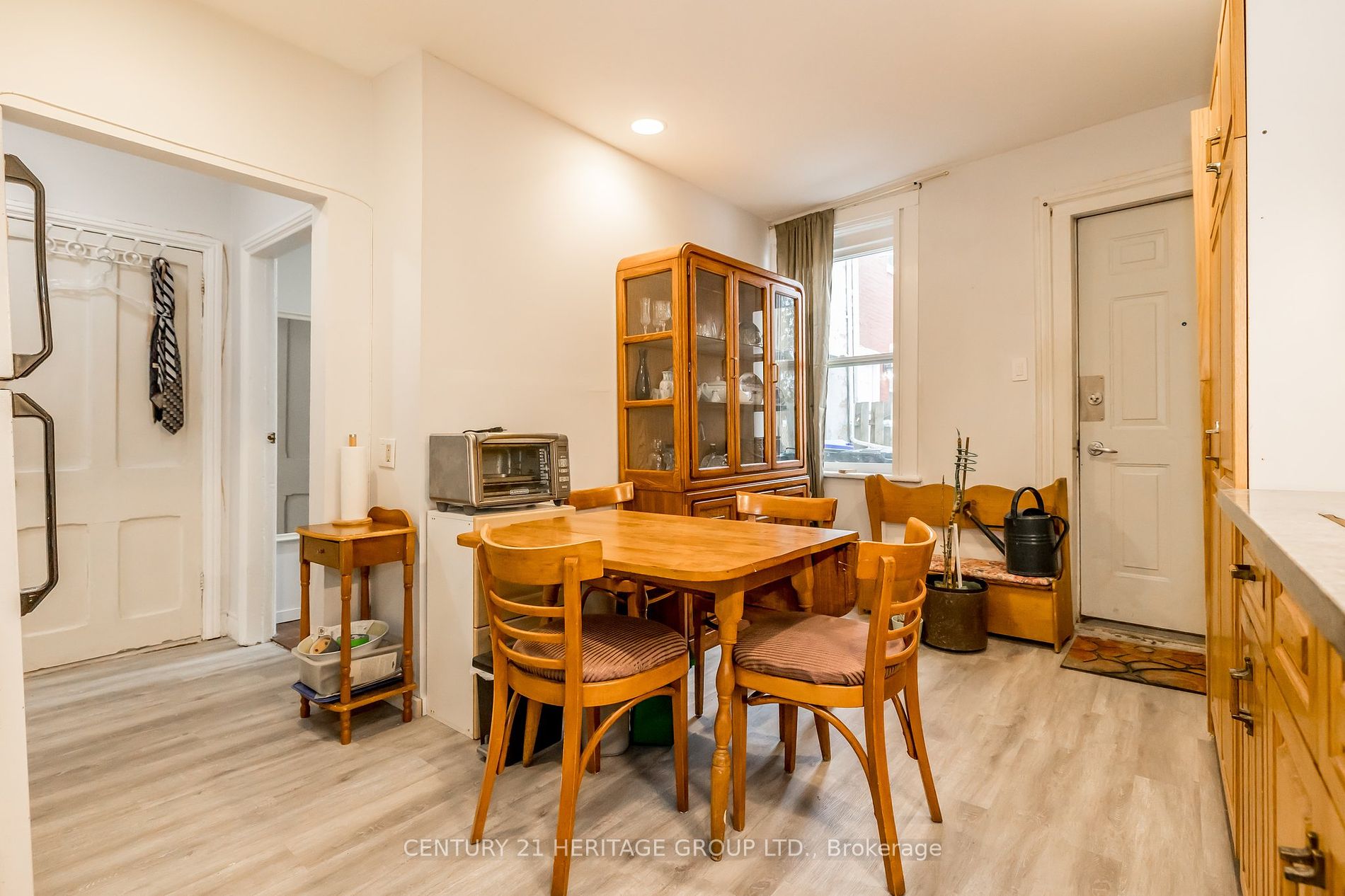 28 Queen St N