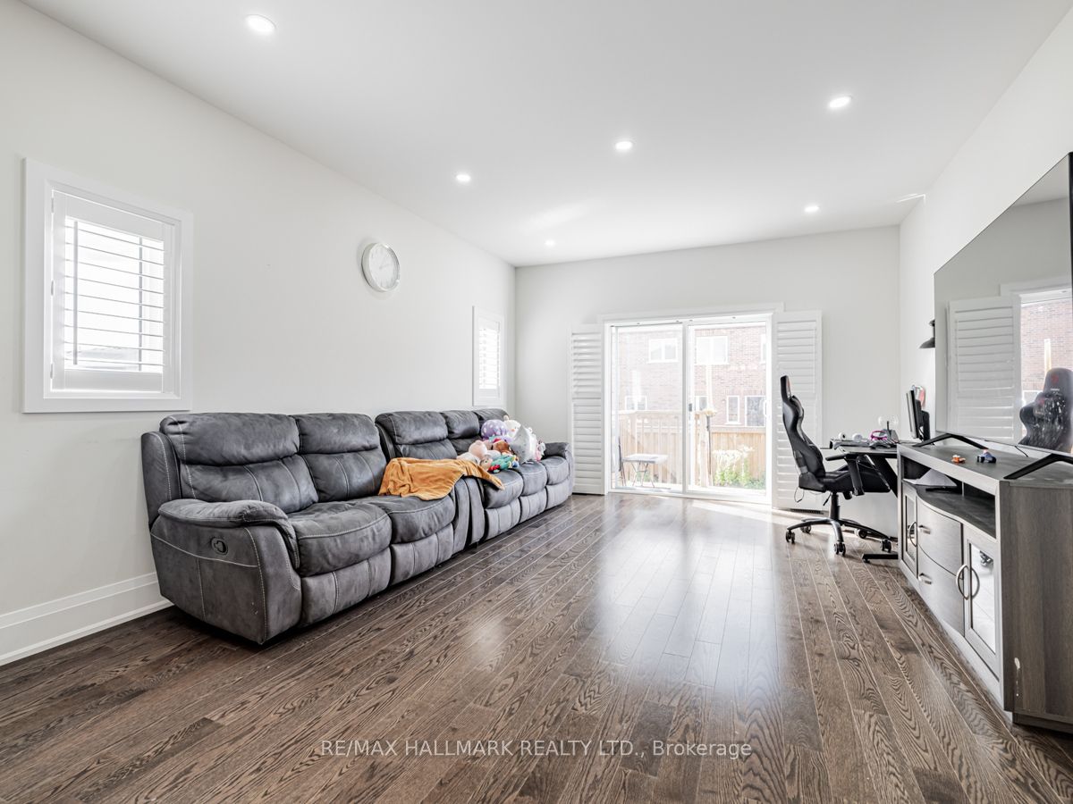 1538 Farrow Crescent