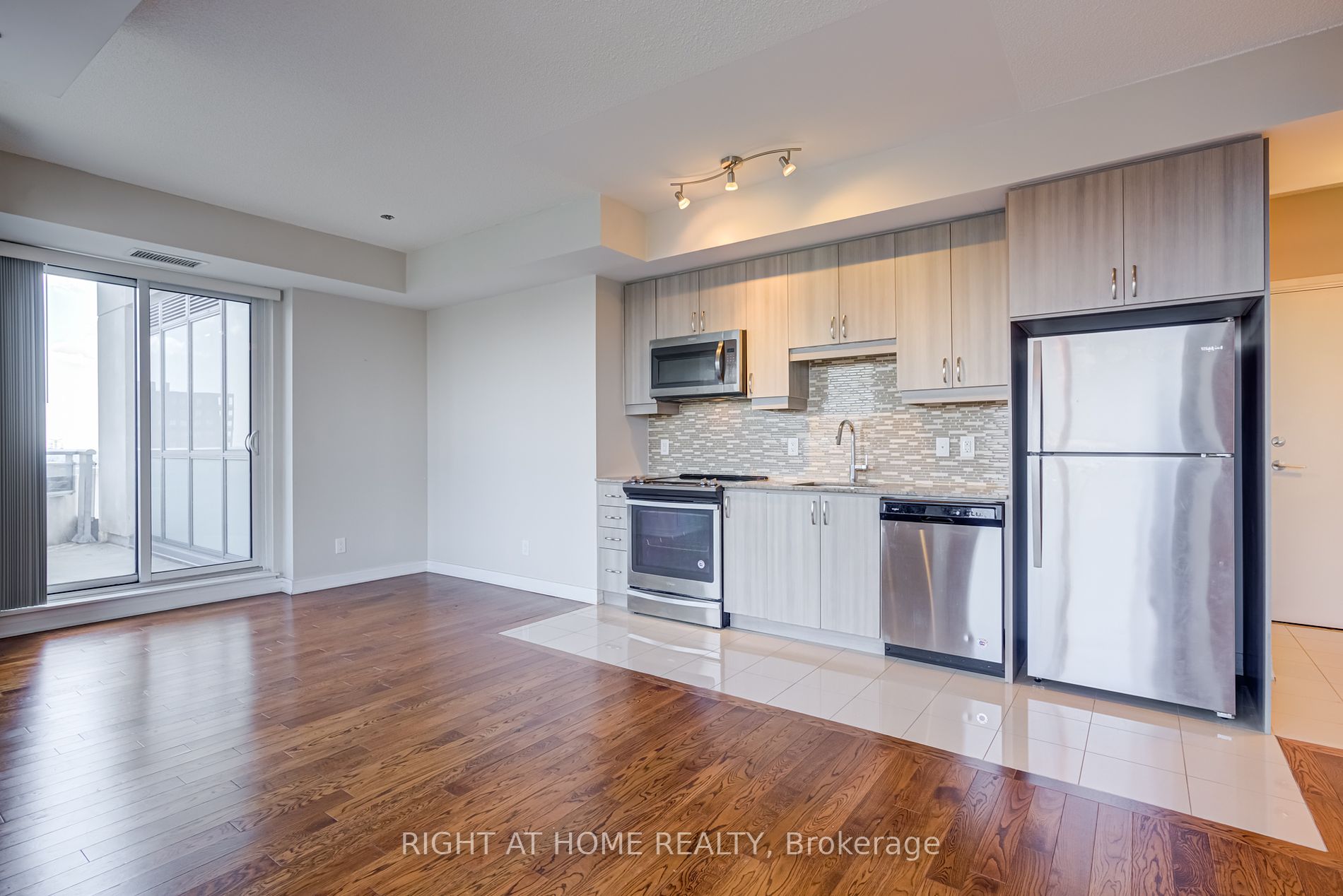 9199 Yonge St, #910