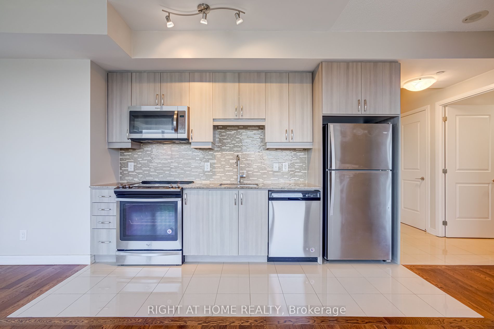 9199 Yonge St, #910