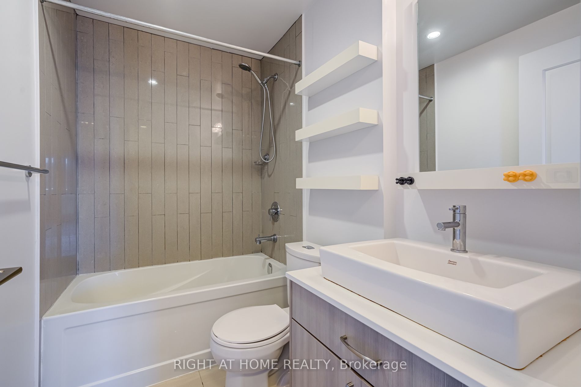 9199 Yonge St, #910