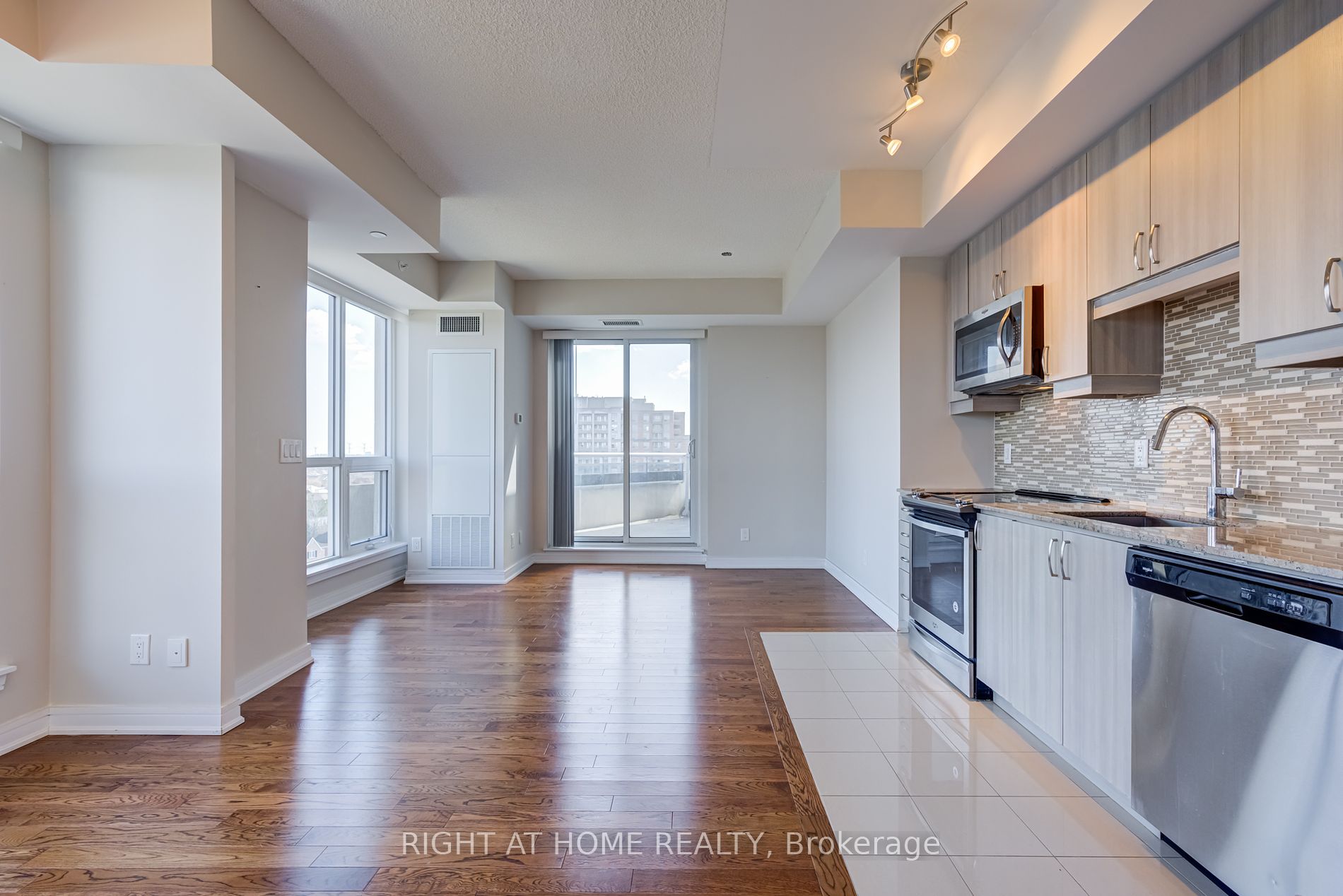 9199 Yonge St, #910