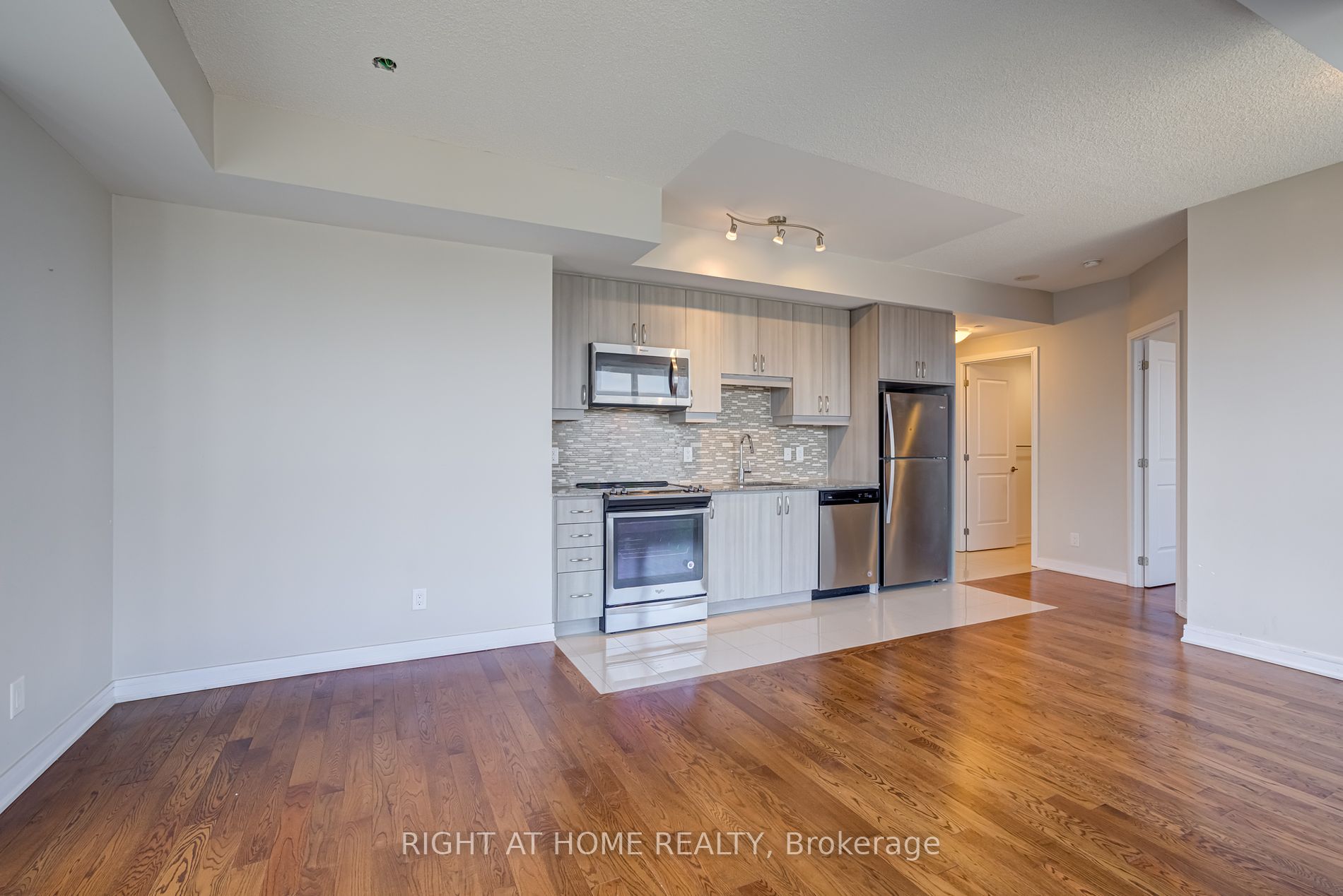 9199 Yonge St, #910