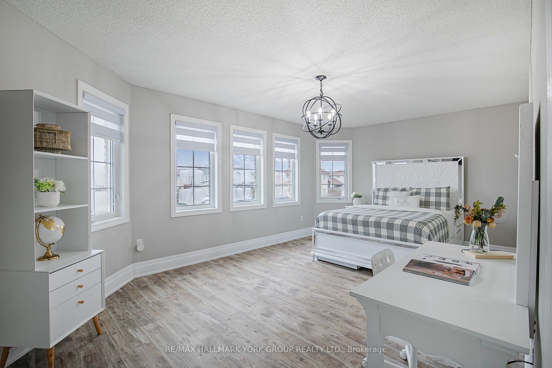1347 Perniegie Crescent
