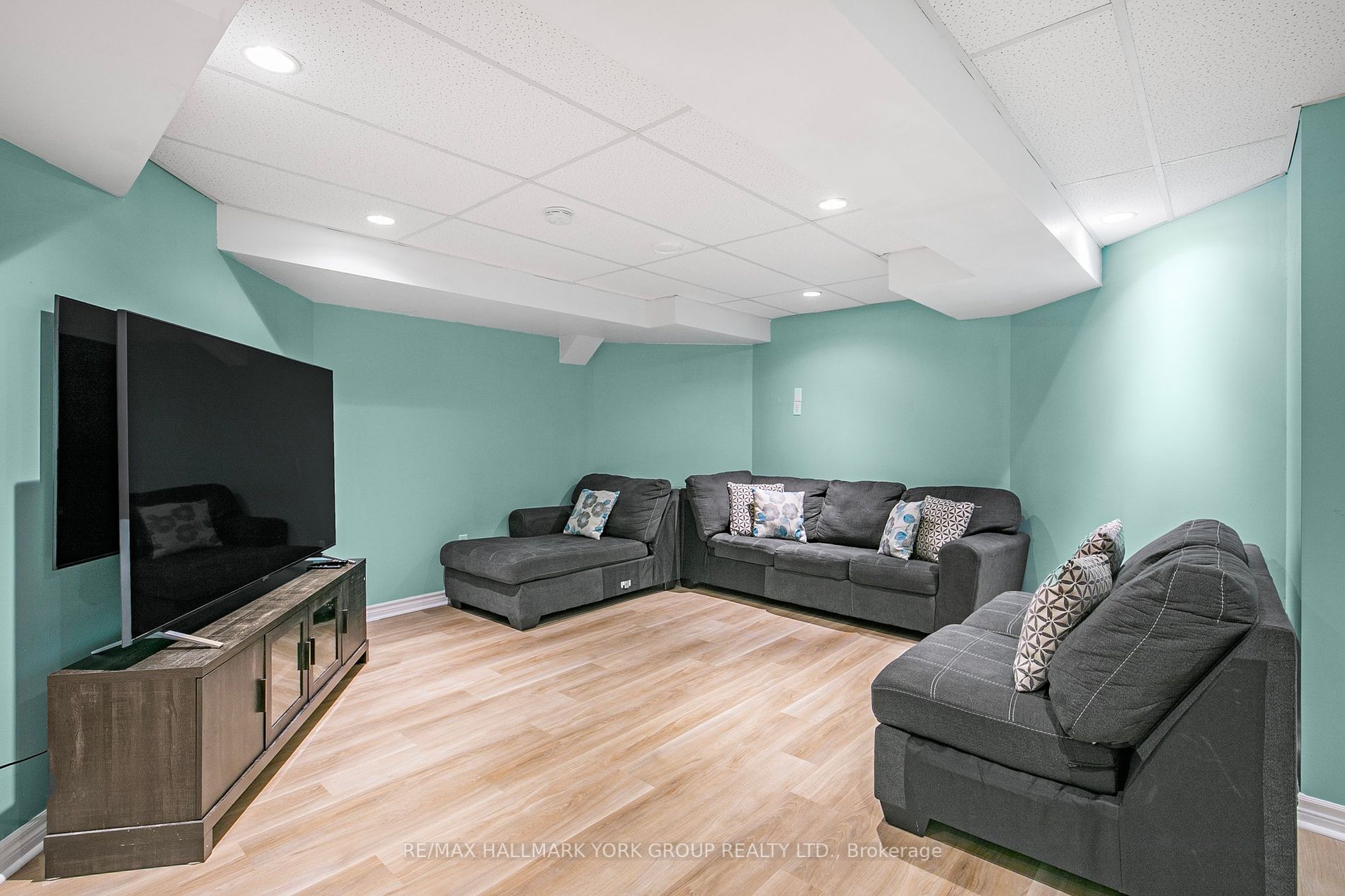 1347 Perniegie Crescent
