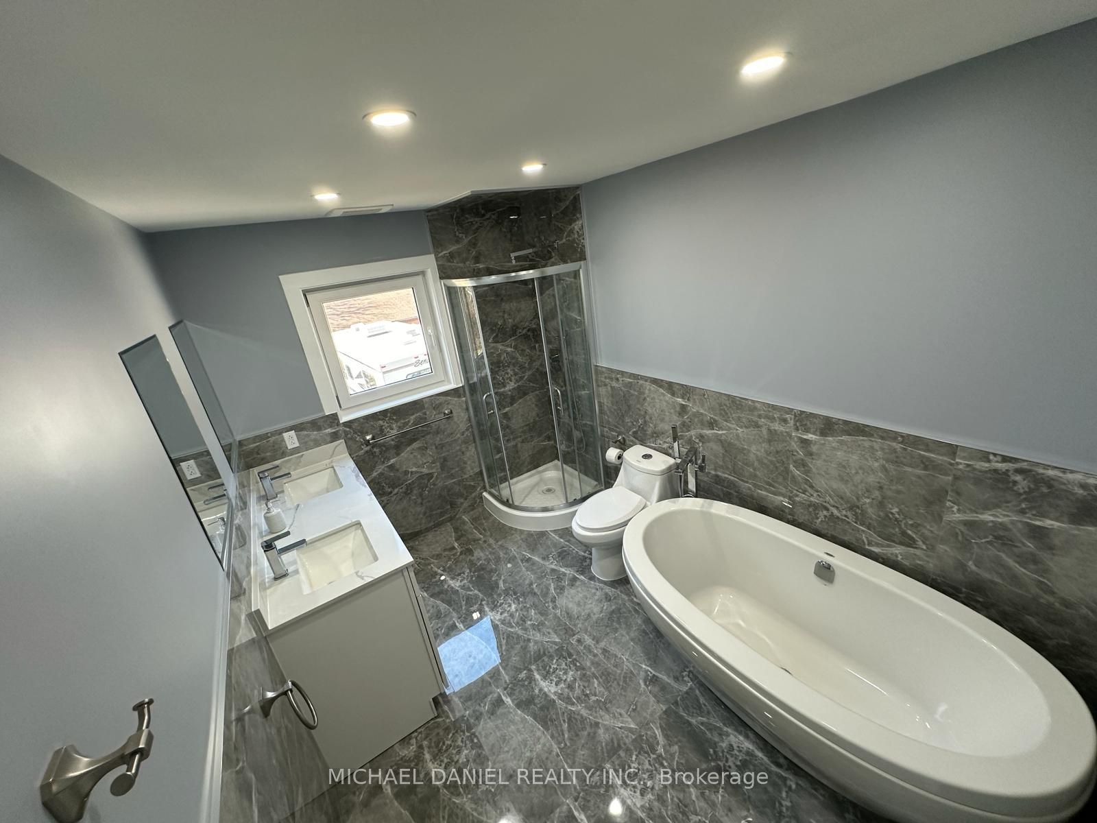 6222 Yonge Street, #Upper
