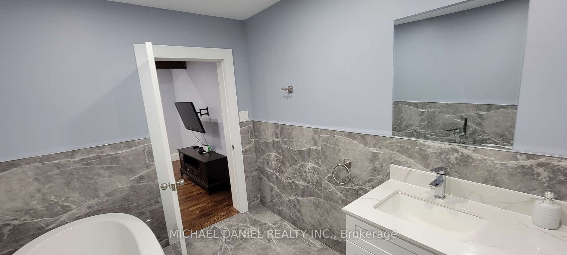 6222 Yonge Street, #Upper