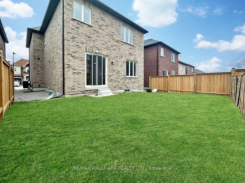 1272 Peelar Crescent