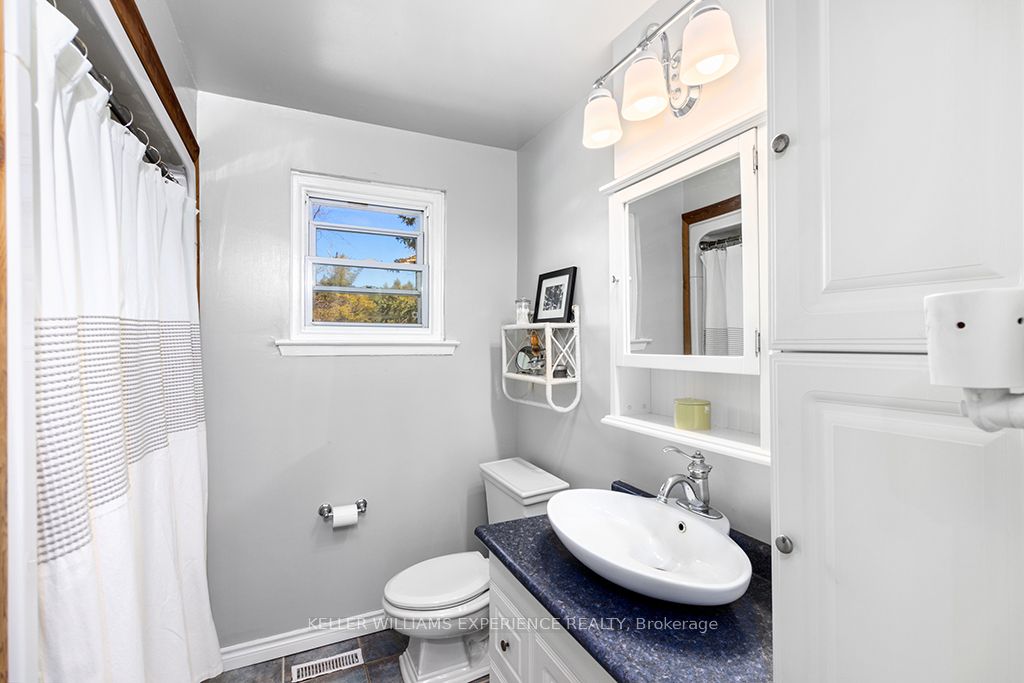 2144 Killarney Beach Road