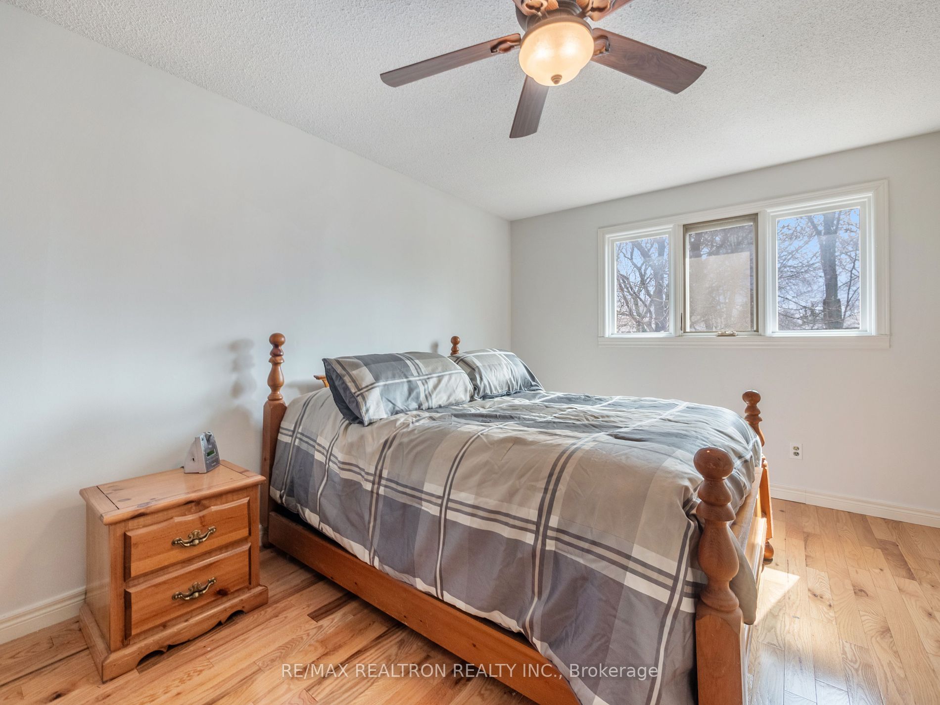 228 Elman Crescent