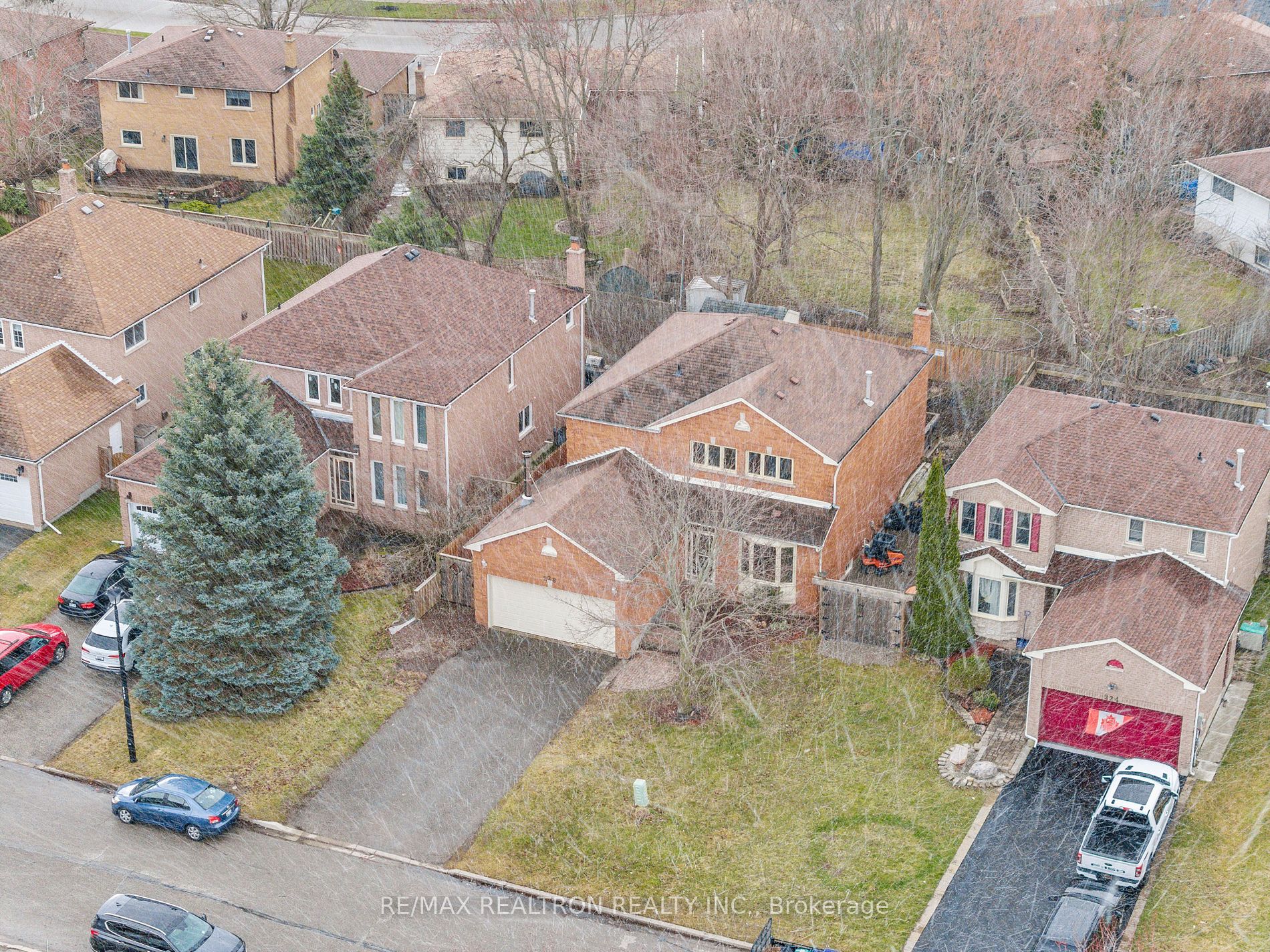 228 Elman Crescent