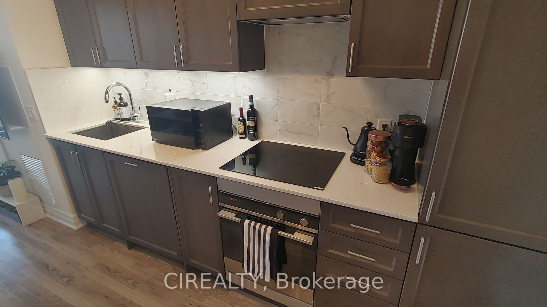 9075 Jane Street #802