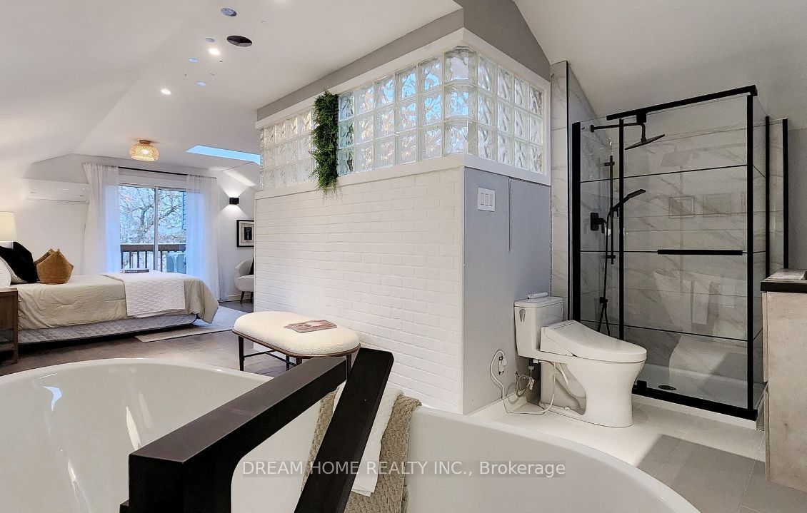 160 Olde Bayview Ave