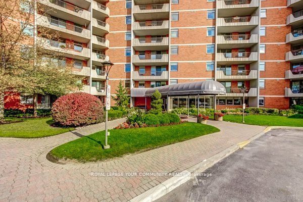 7811 Yonge St, #910
