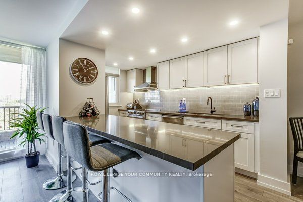7811 Yonge St, #910
