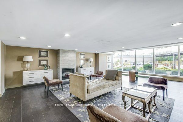 7811 Yonge St, #910