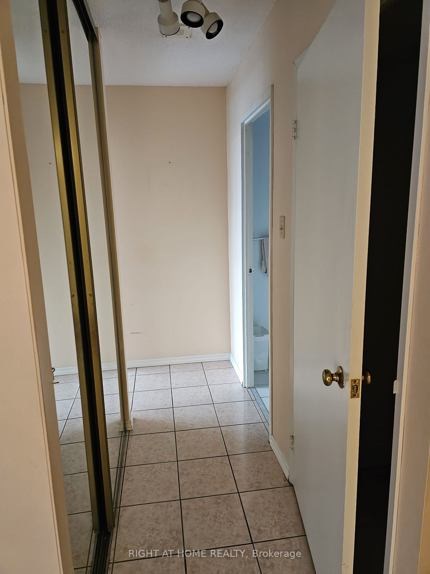 7440 Bathurst St, #308