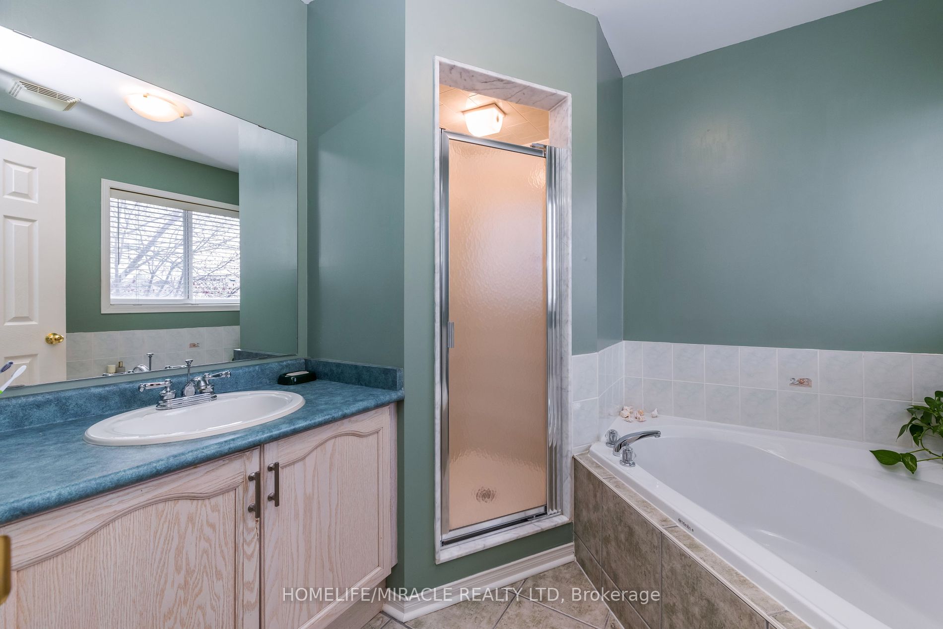 1338 Vincent Crescent