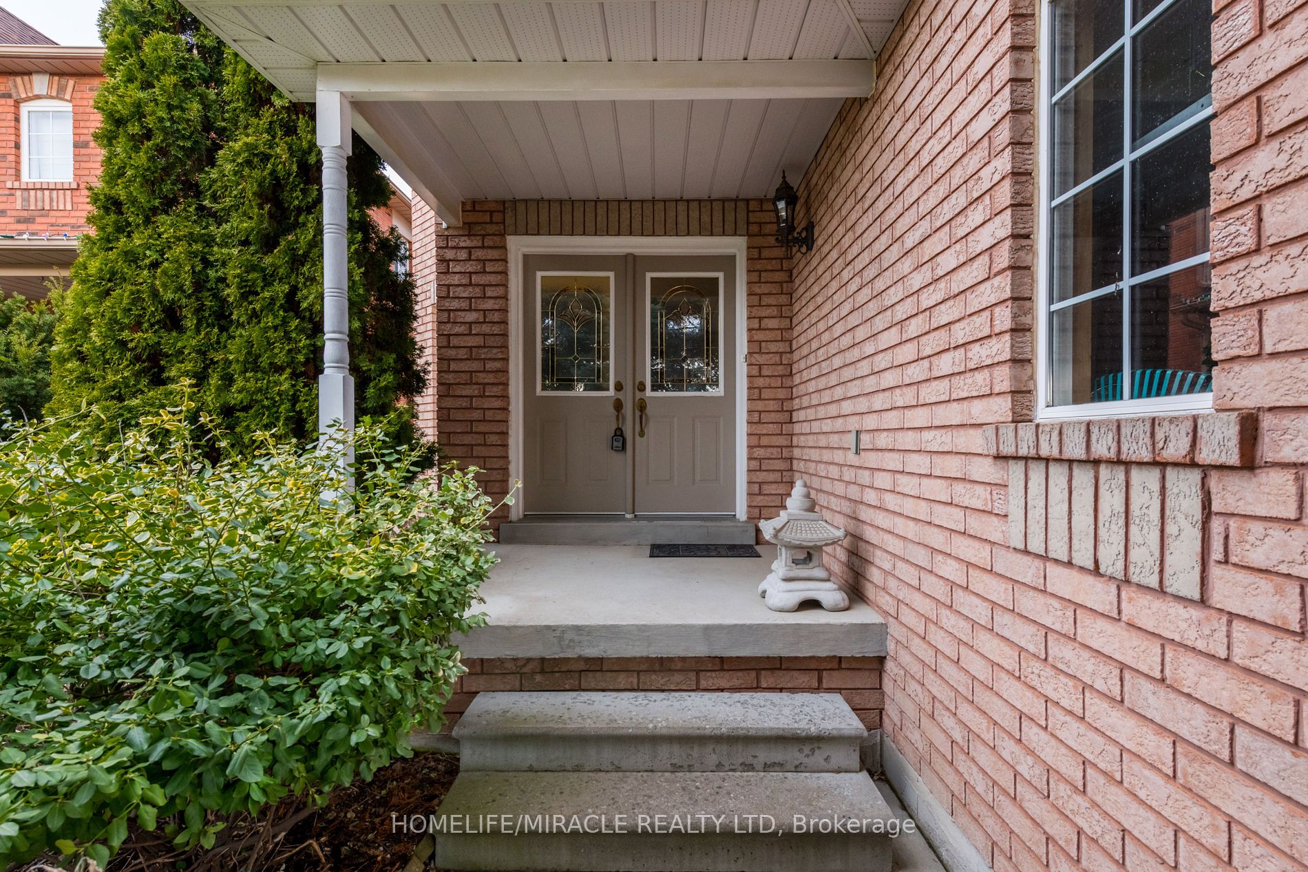 1338 Vincent Crescent