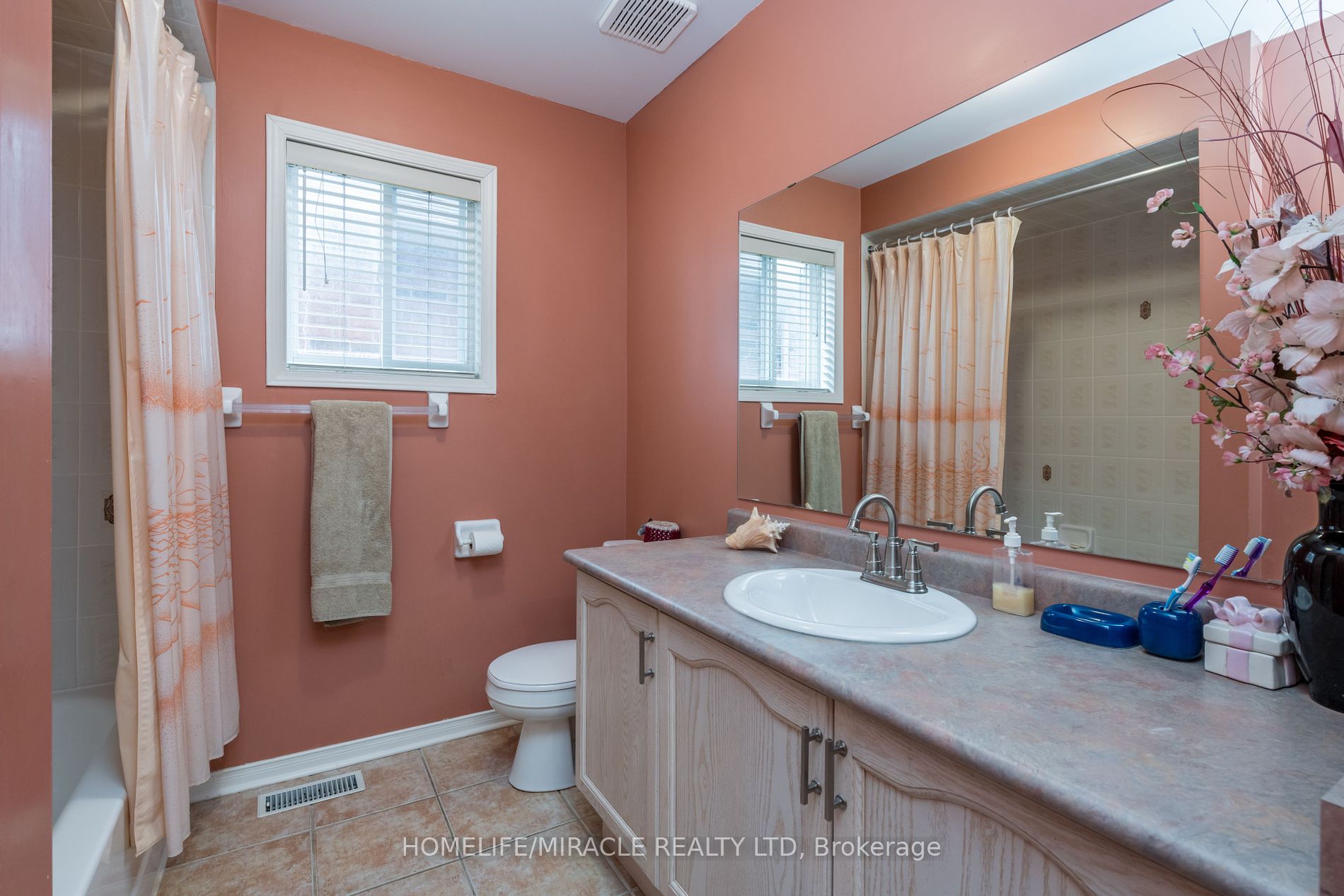 1338 Vincent Crescent