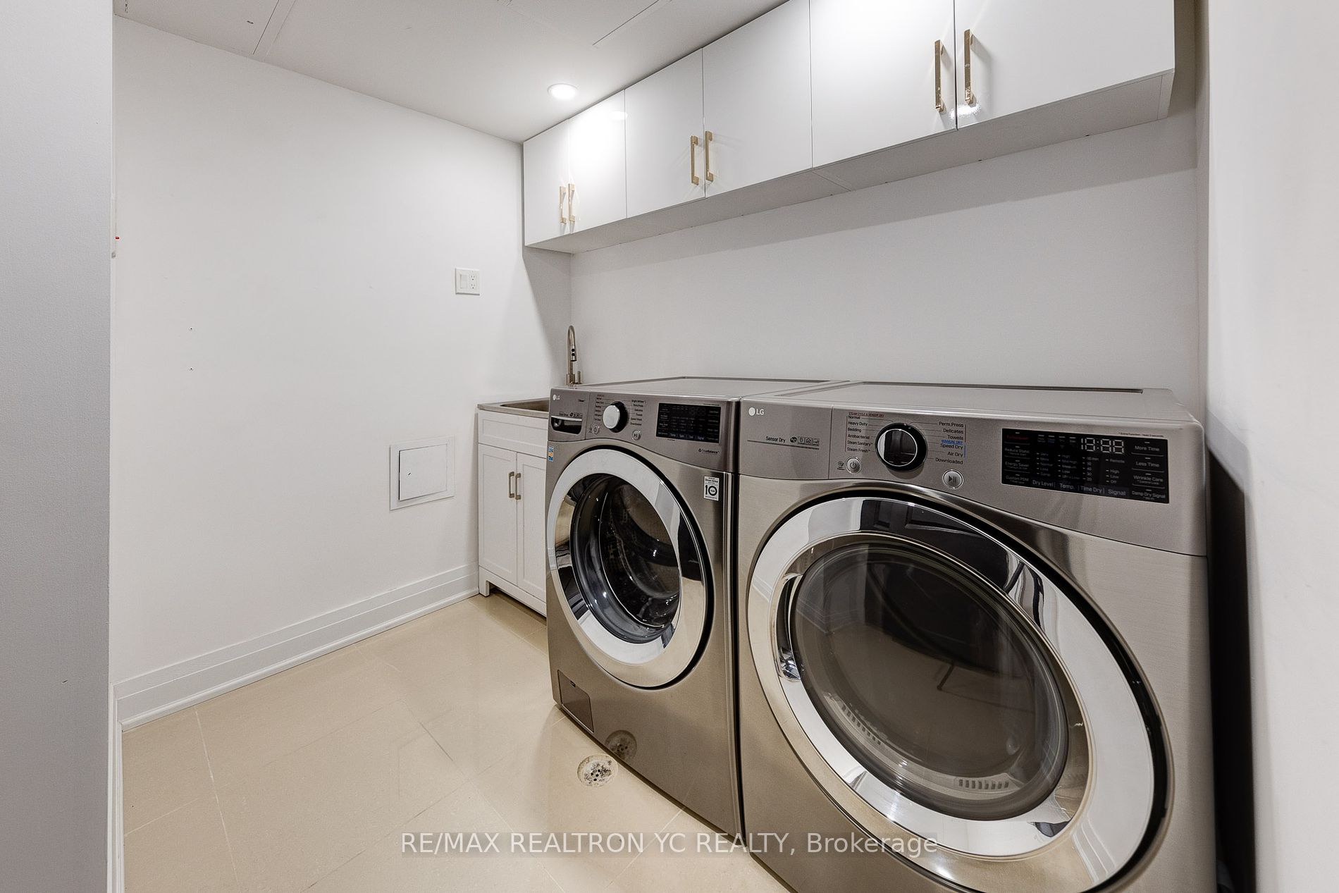 8111 Yonge St, #1712