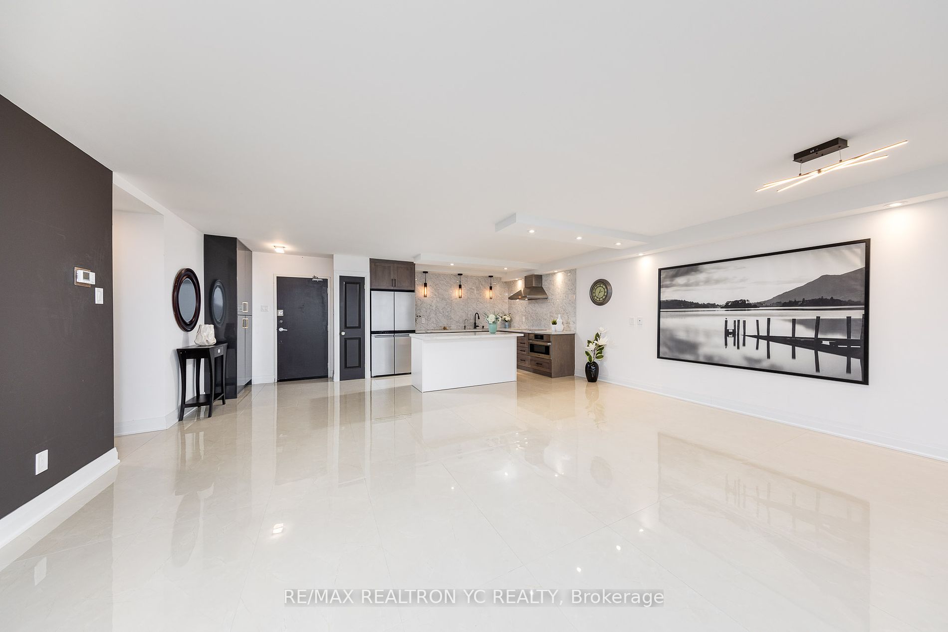 8111 Yonge St, #1712